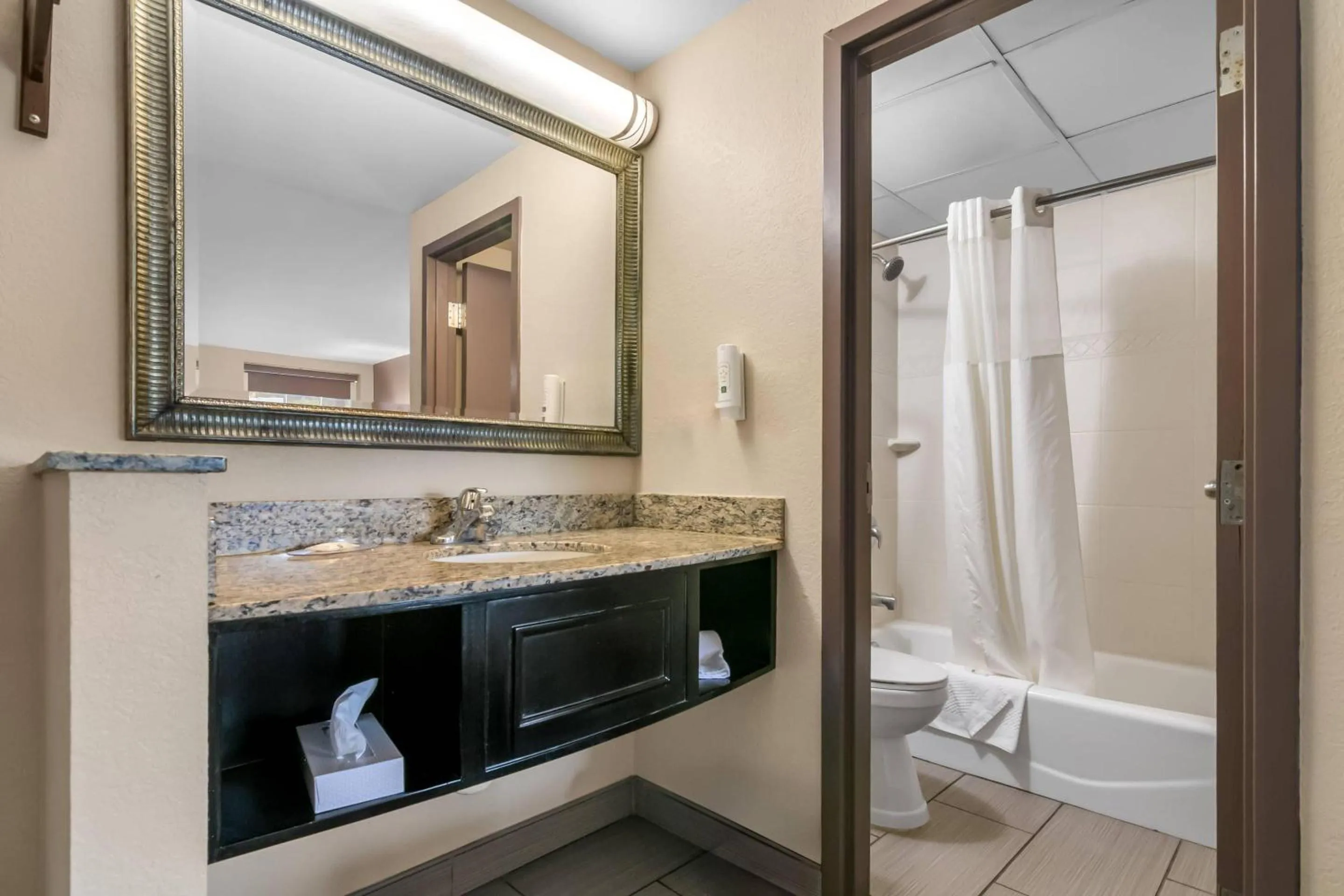 Bedroom in Quality Inn Waterbury East