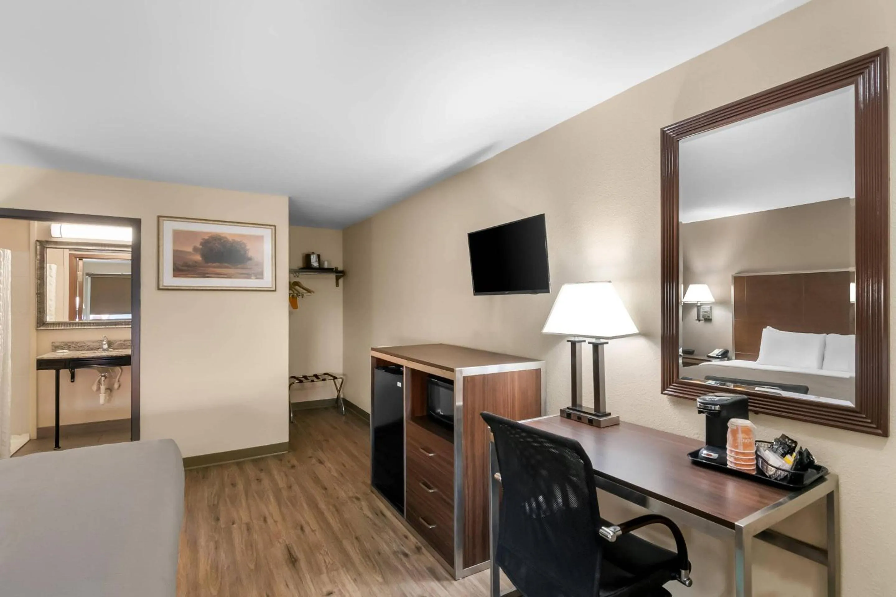 Bedroom in Quality Inn Waterbury East