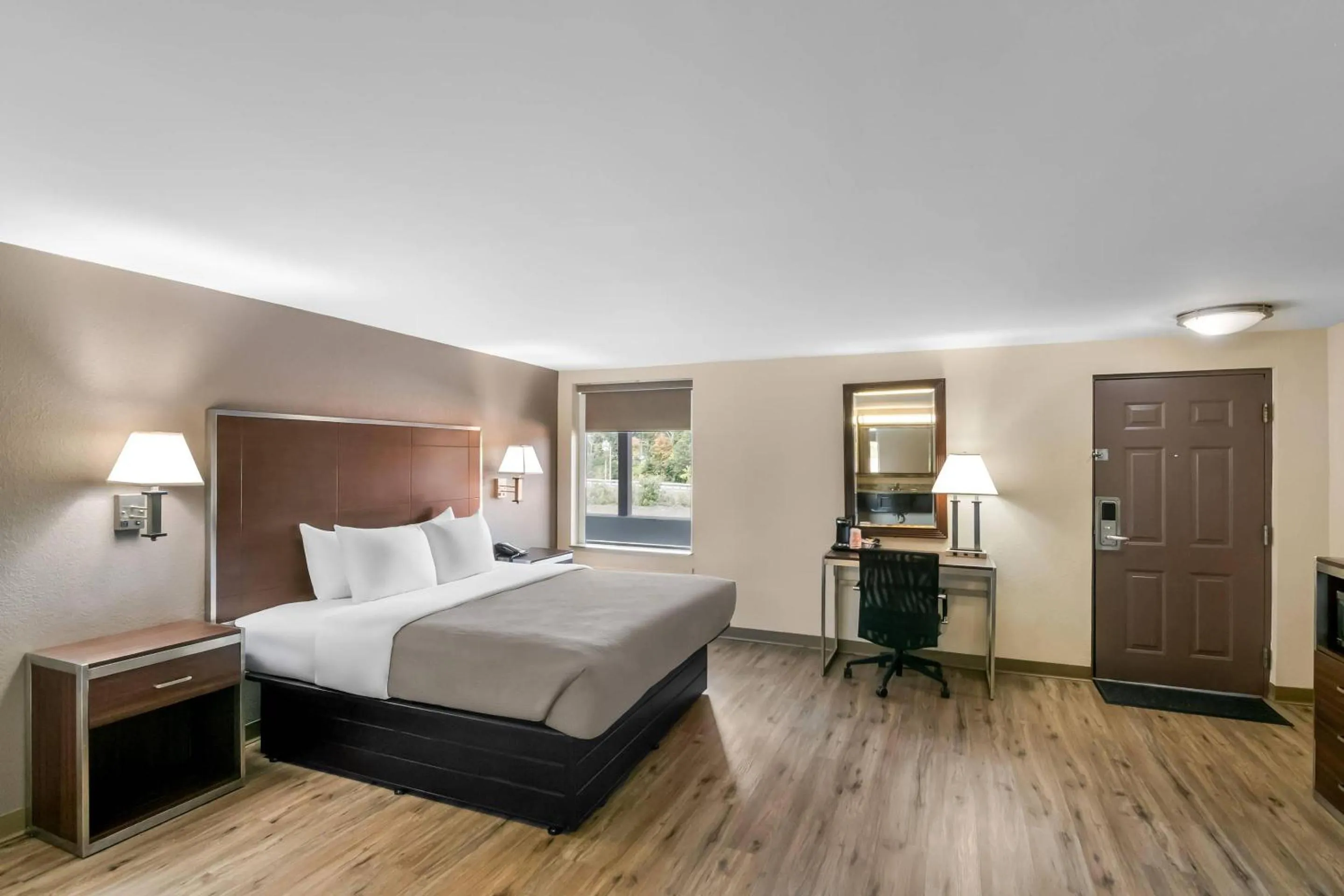 Bedroom, Bed in Quality Inn Waterbury East