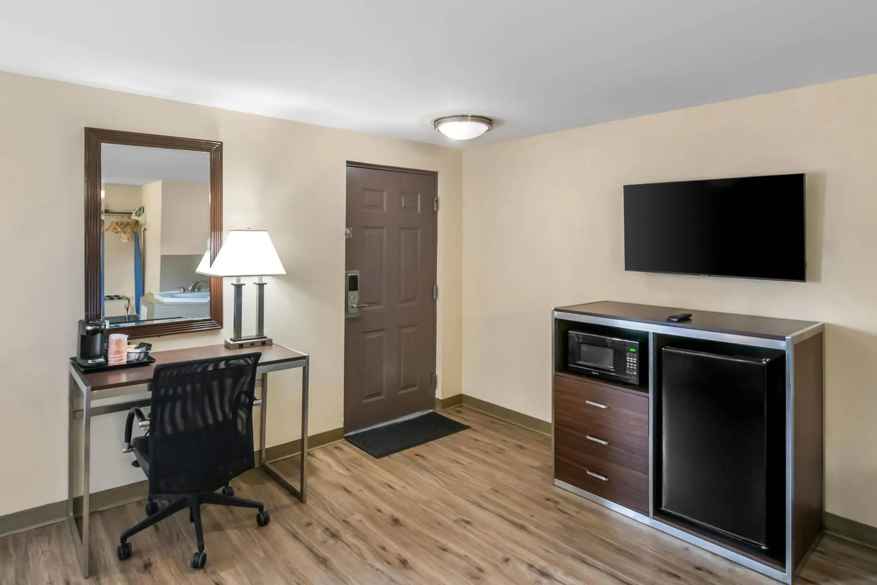 Bedroom in Quality Inn Waterbury East