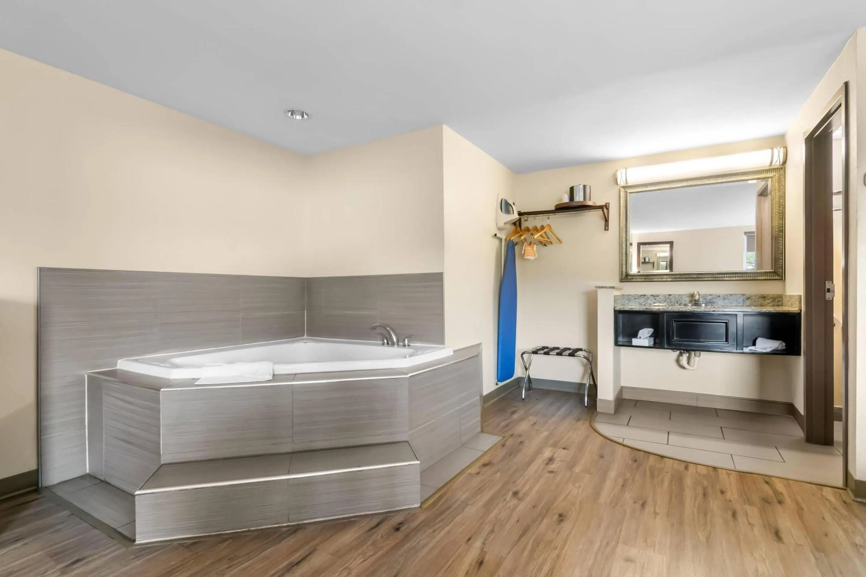 Bedroom in Quality Inn Waterbury East