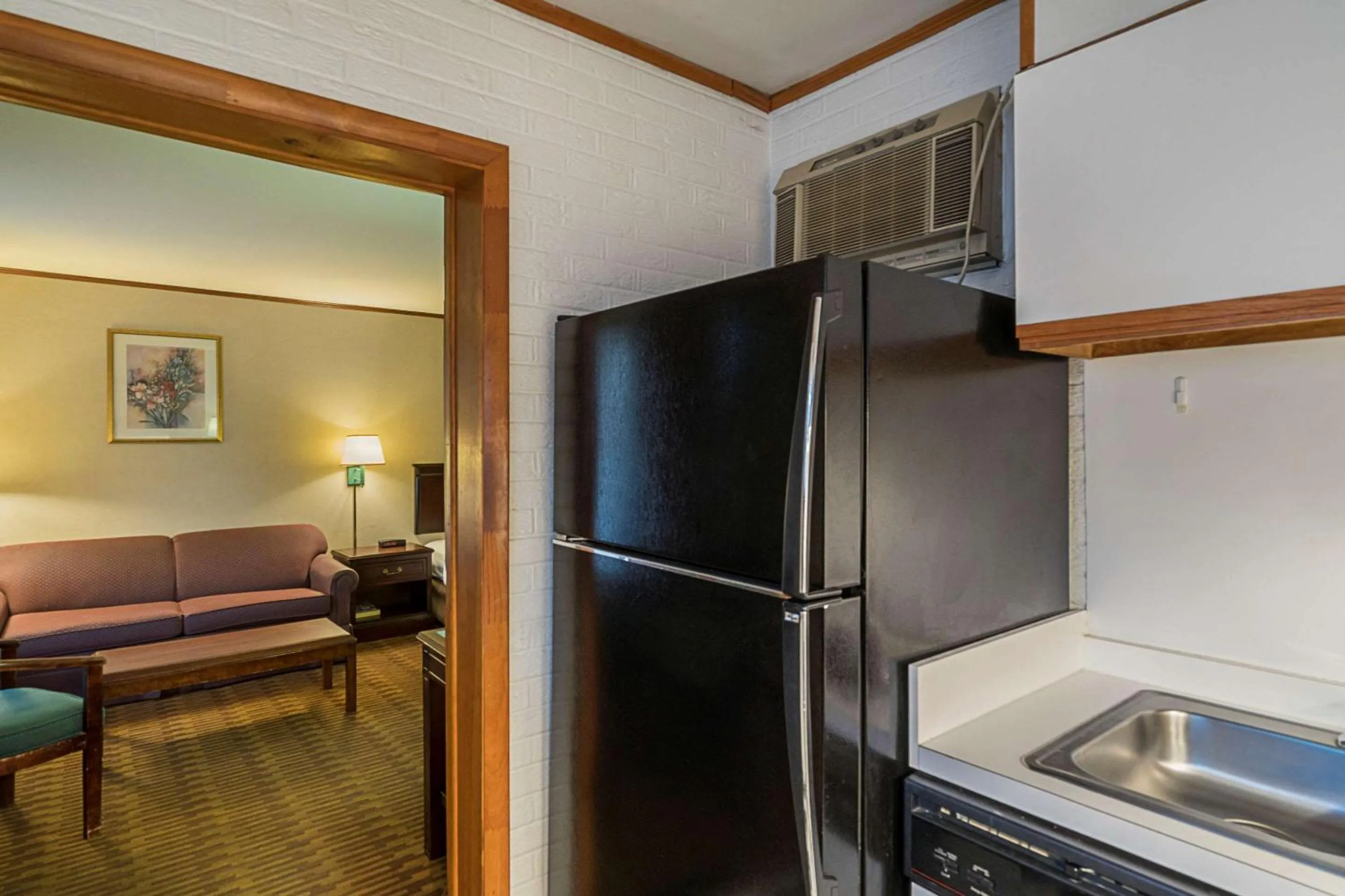 Photo of the whole room, Kitchen/Kitchenette in Quality Inn & Suites Skyways