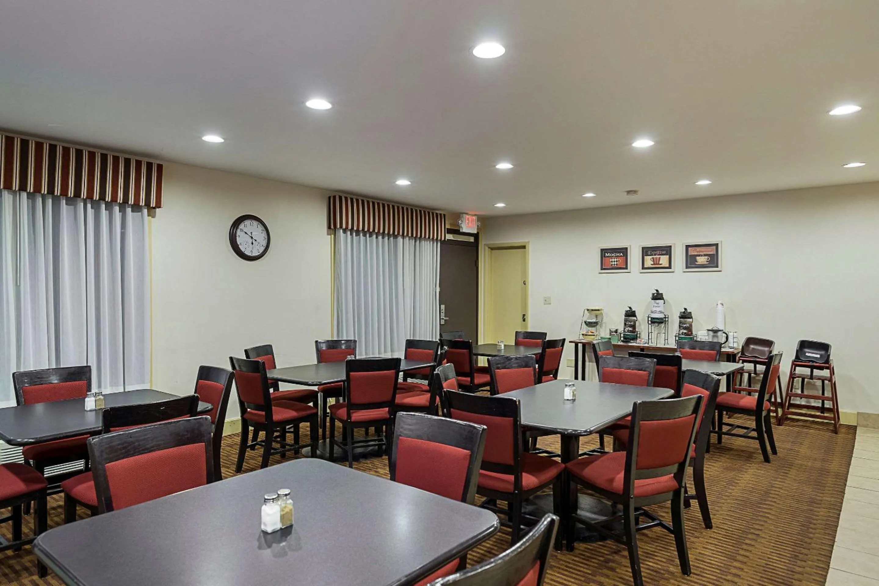 Restaurant/Places to Eat in Quality Inn & Suites Skyways