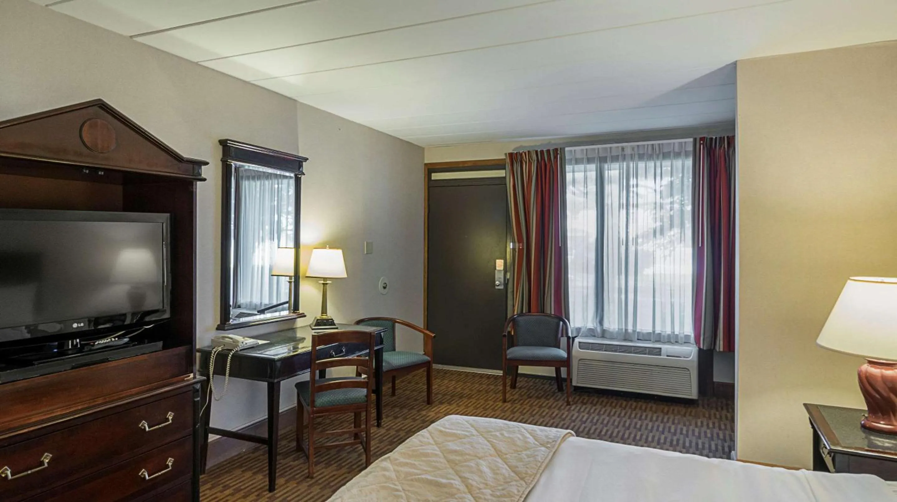 Photo of the whole room, TV/Entertainment Center in Quality Inn & Suites Skyways