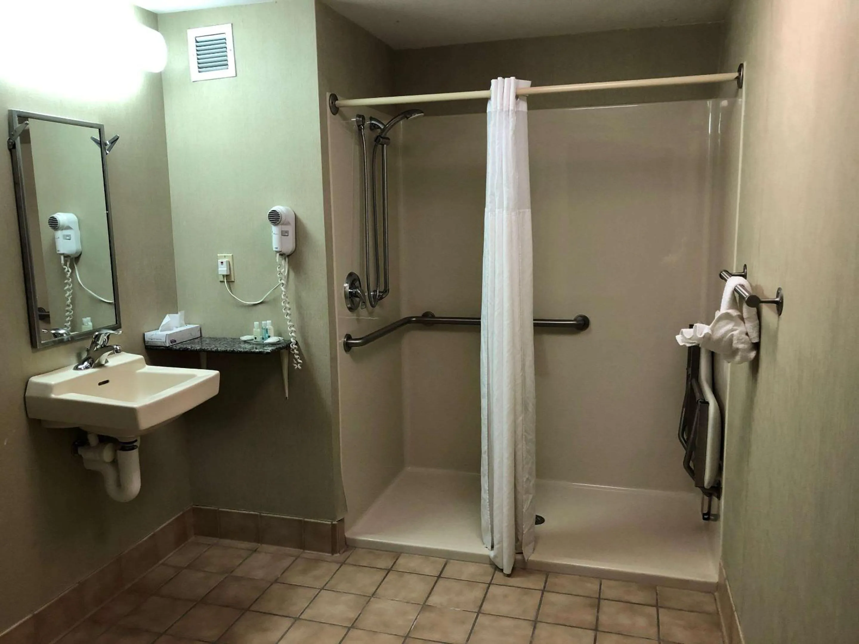 Bathroom in Quality Inn & Suites Skyways