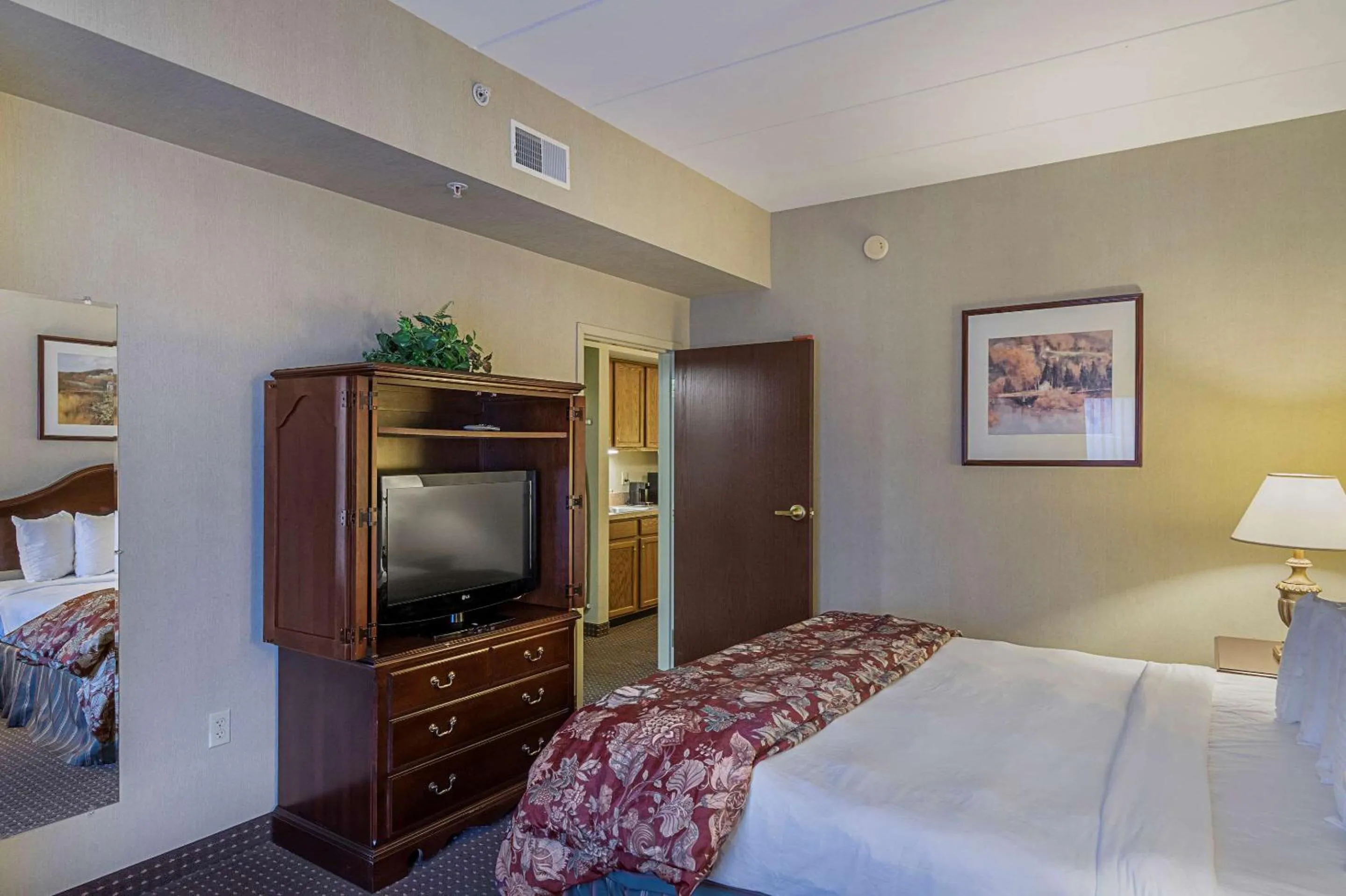 Photo of the whole room, TV/Entertainment Center in Quality Inn & Suites Skyways