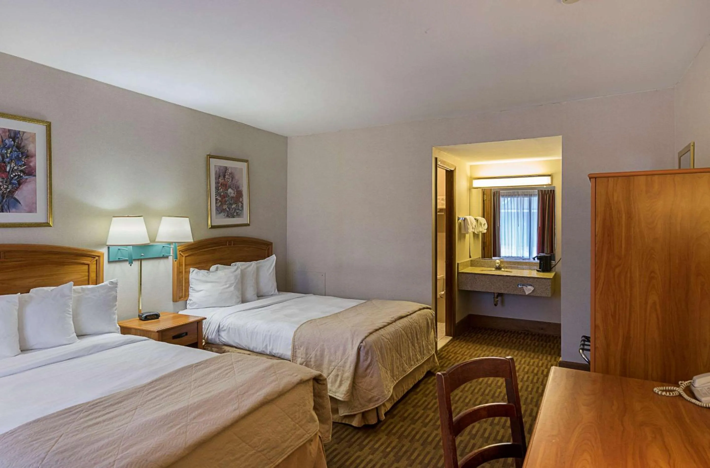 Photo of the whole room in Quality Inn & Suites Skyways