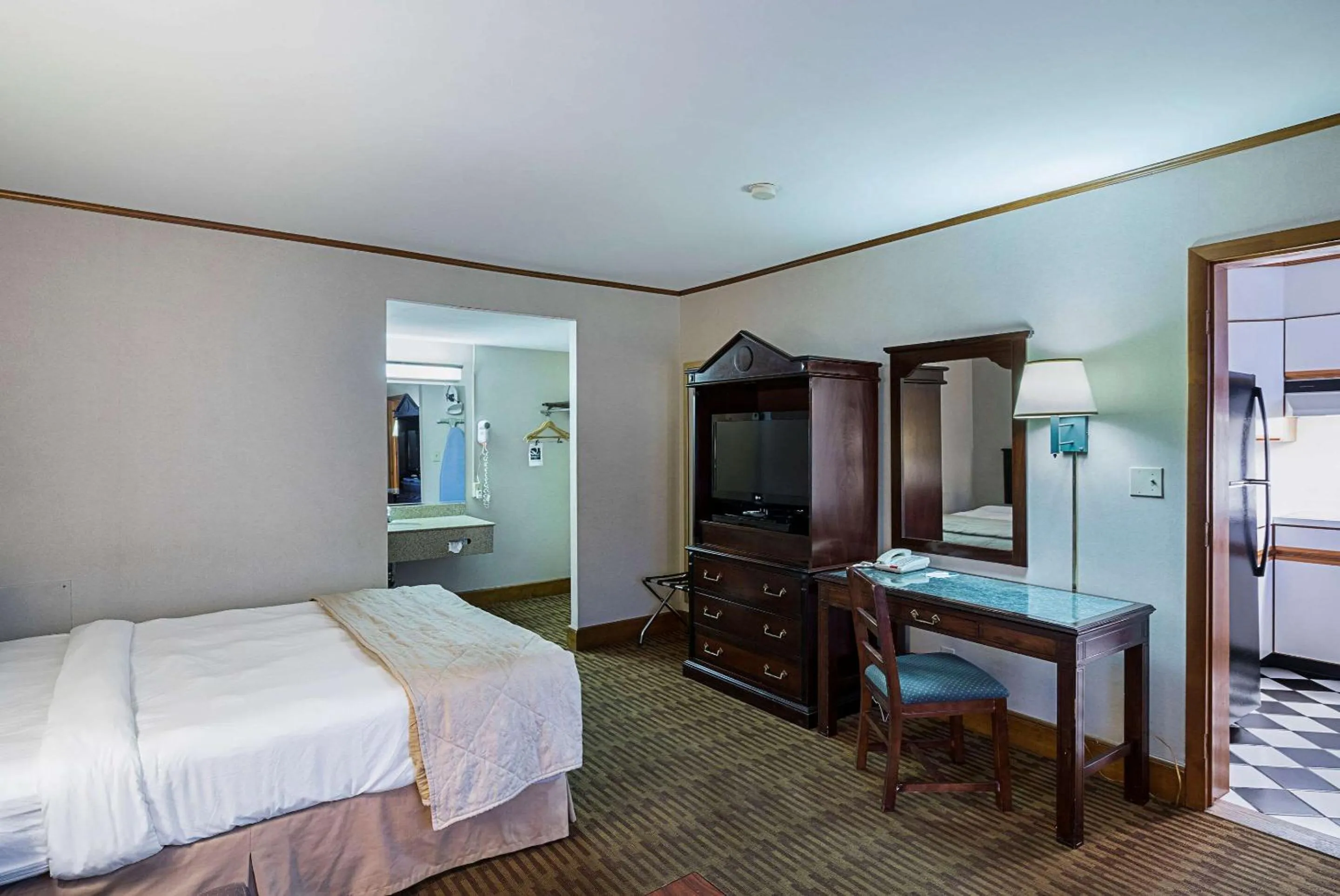 Photo of the whole room, TV/Entertainment Center in Quality Inn & Suites Skyways