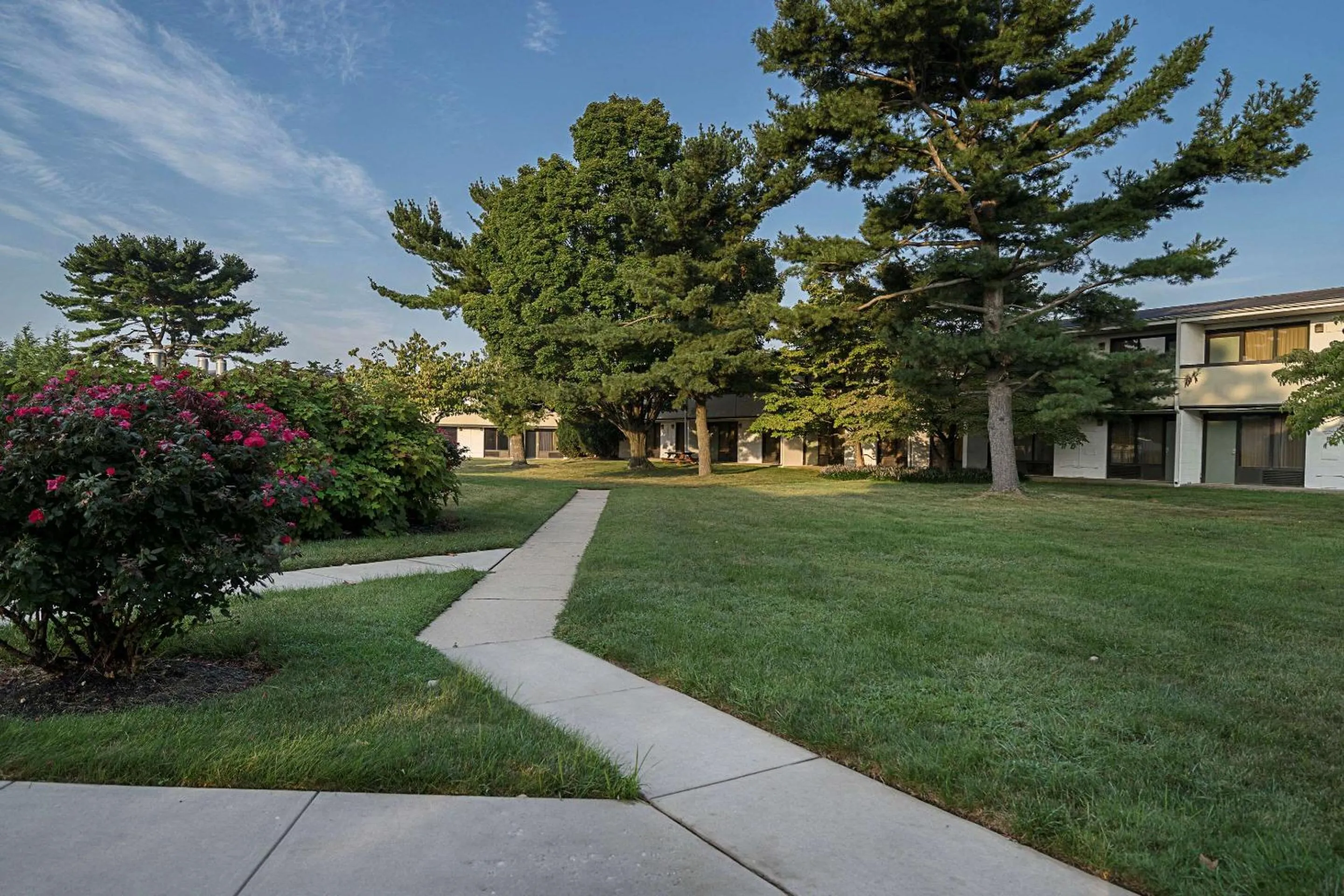 Property building, Garden in Quality Inn & Suites Skyways