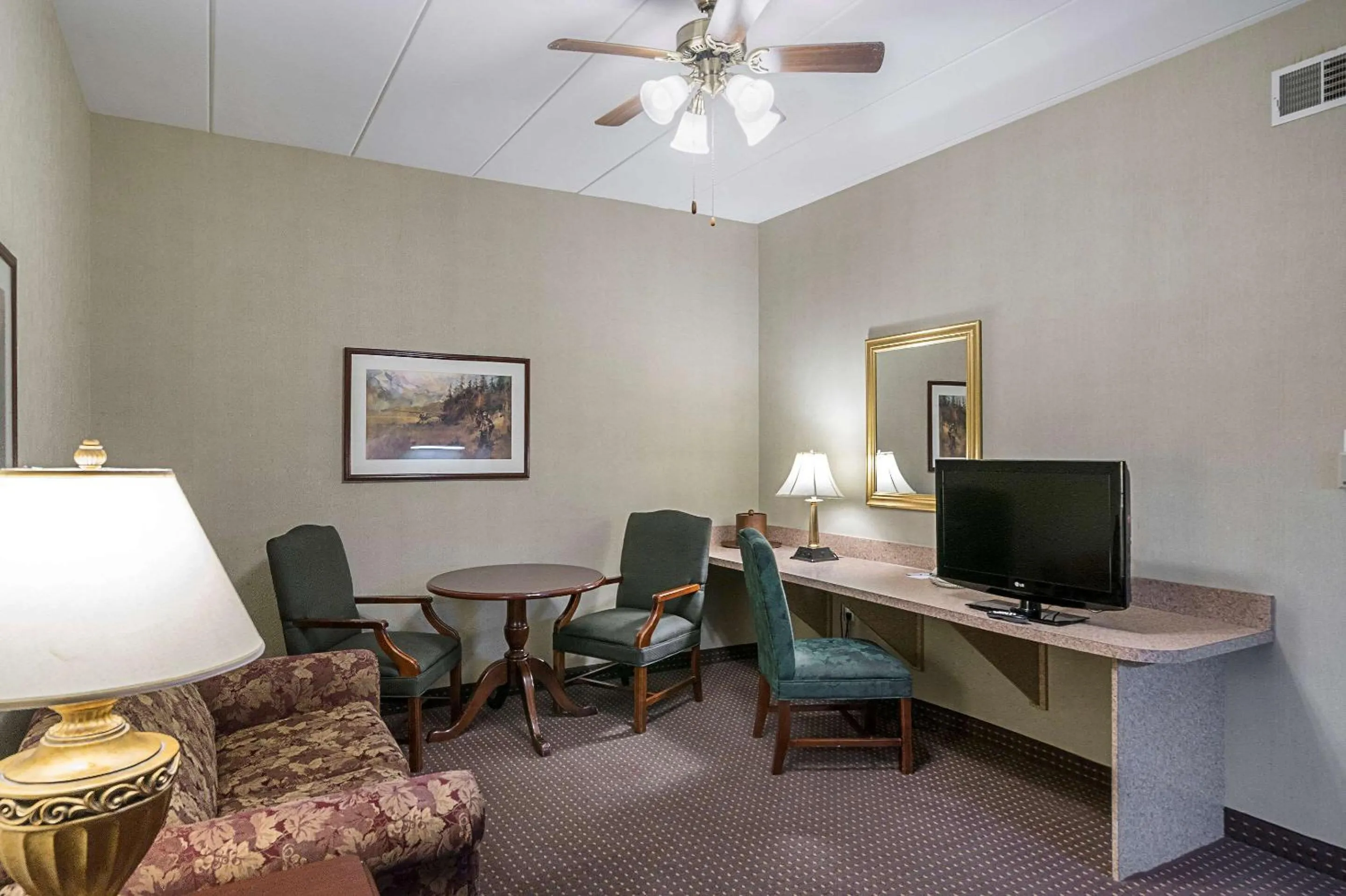 Photo of the whole room, TV/Entertainment Center in Quality Inn & Suites Skyways