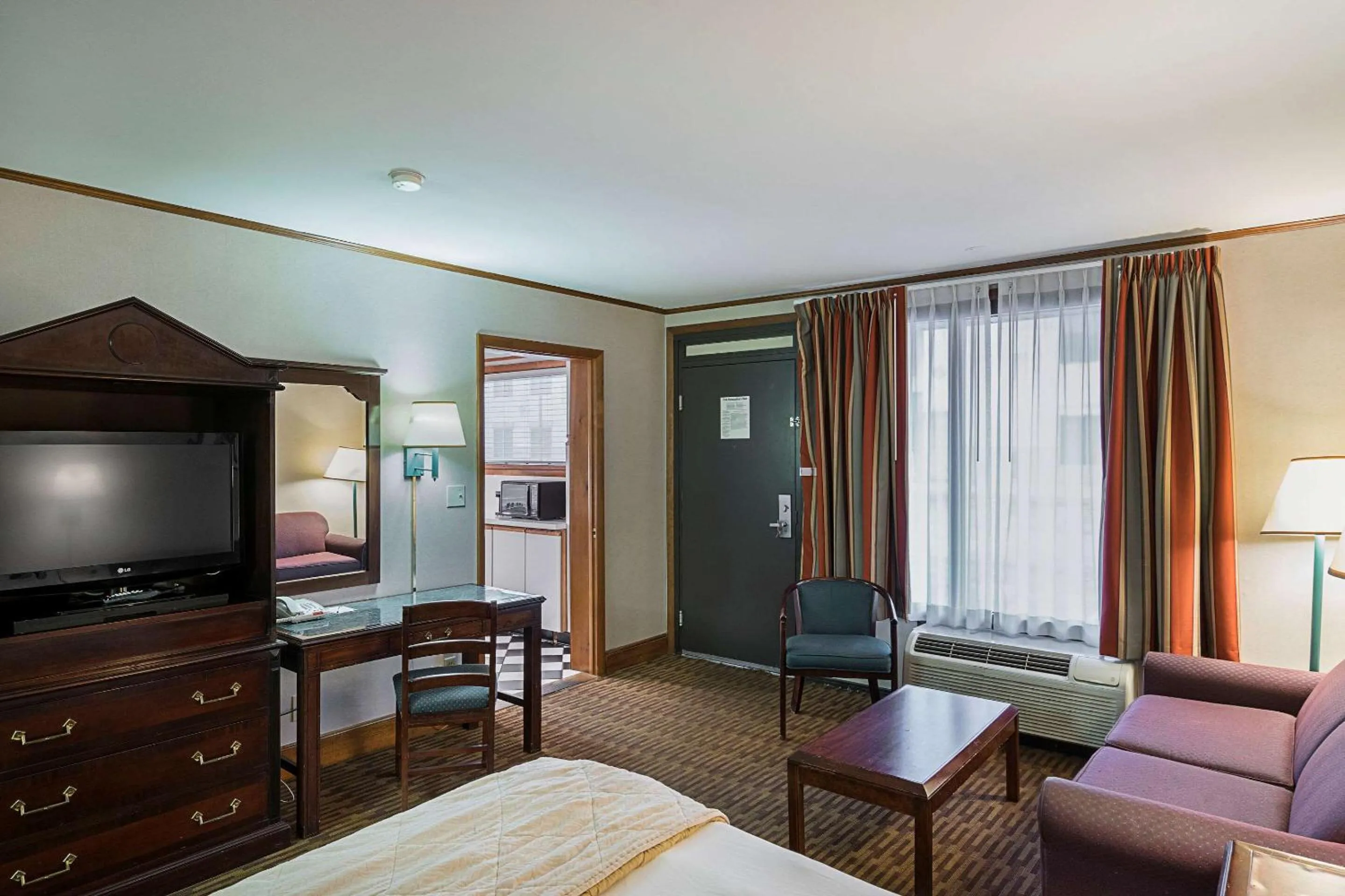 Photo of the whole room, TV/Entertainment Center in Quality Inn & Suites Skyways