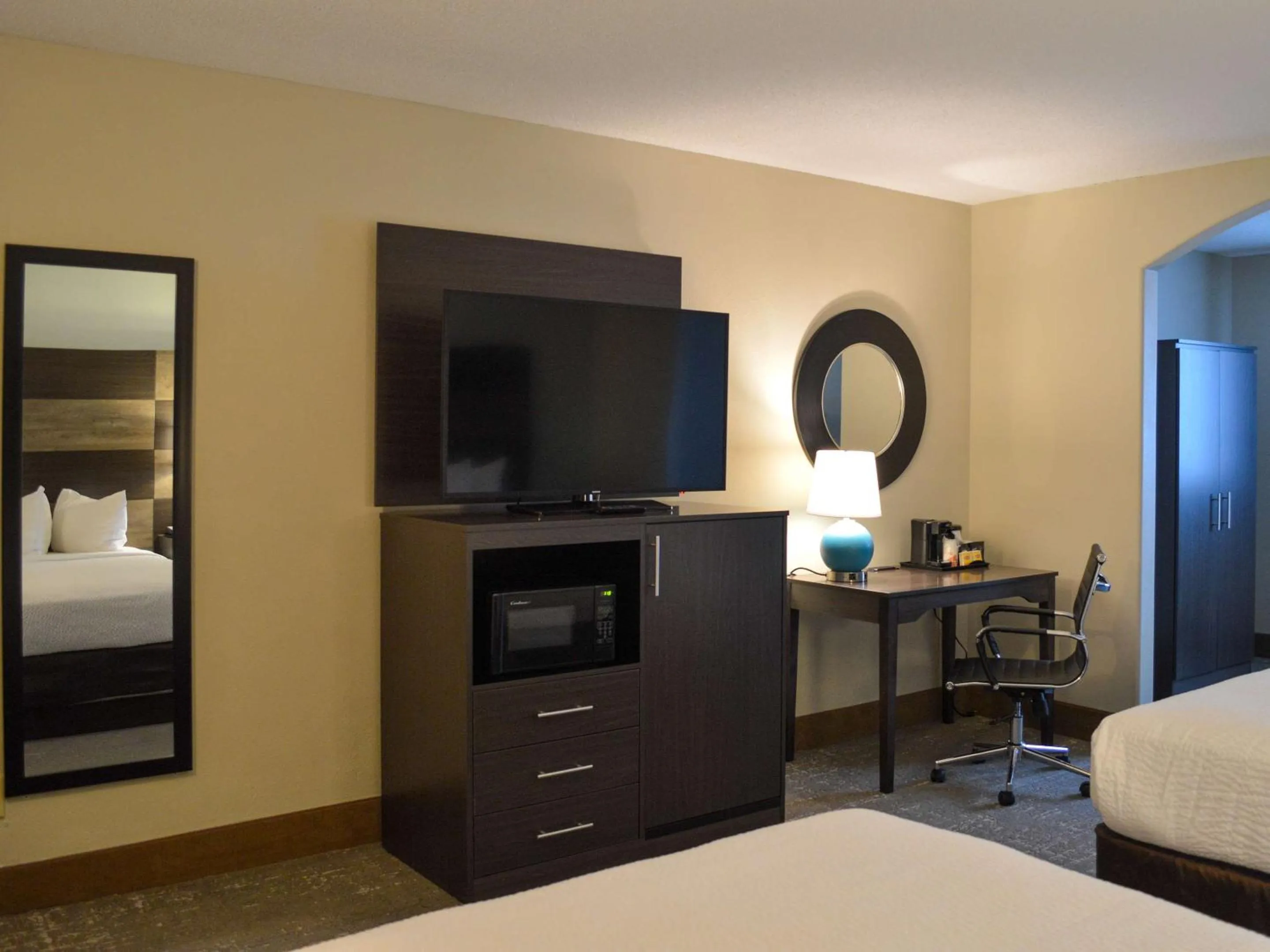 Bedroom, Bed in Country Inn & Suites by Radisson Rehoboth Beach - Dewey
