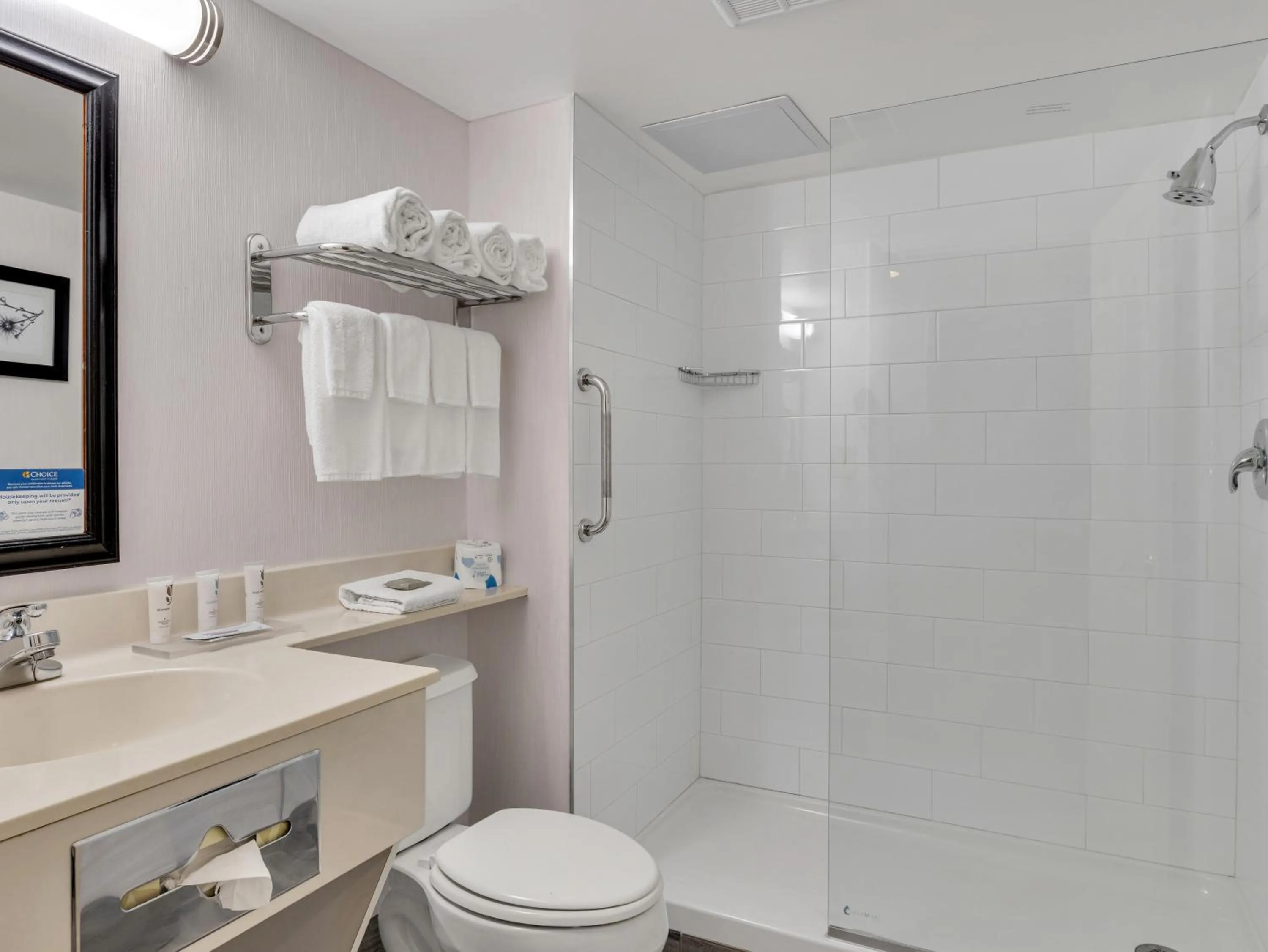 Bathroom in Country Inn & Suites by Radisson Rehoboth Beach - Dewey