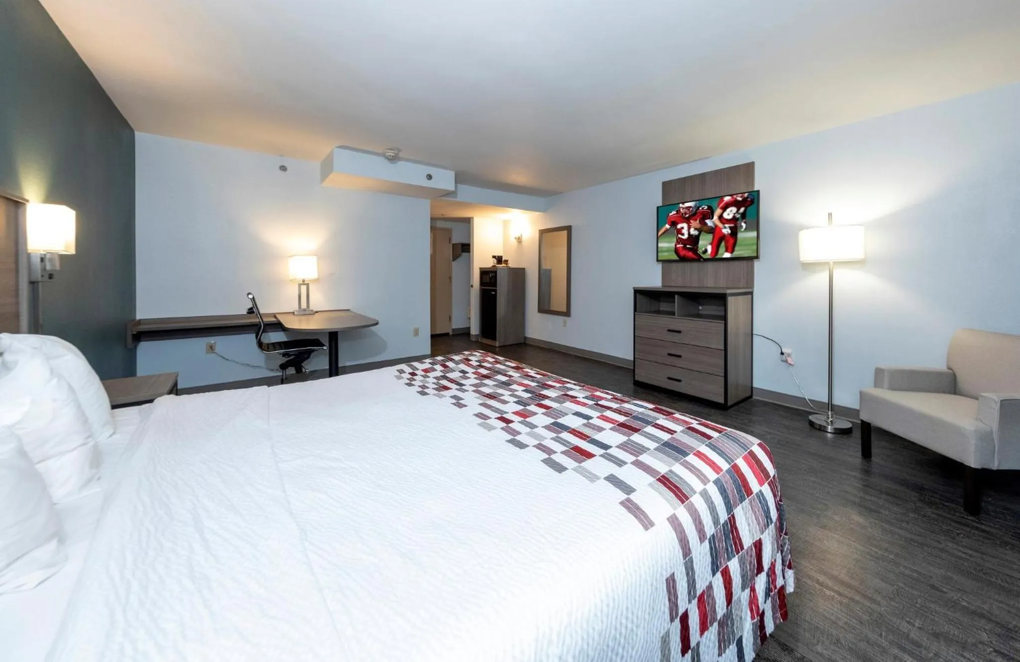 Photo of the whole room, Bed in Red Roof Inn & Suites Wilmington – New Castle