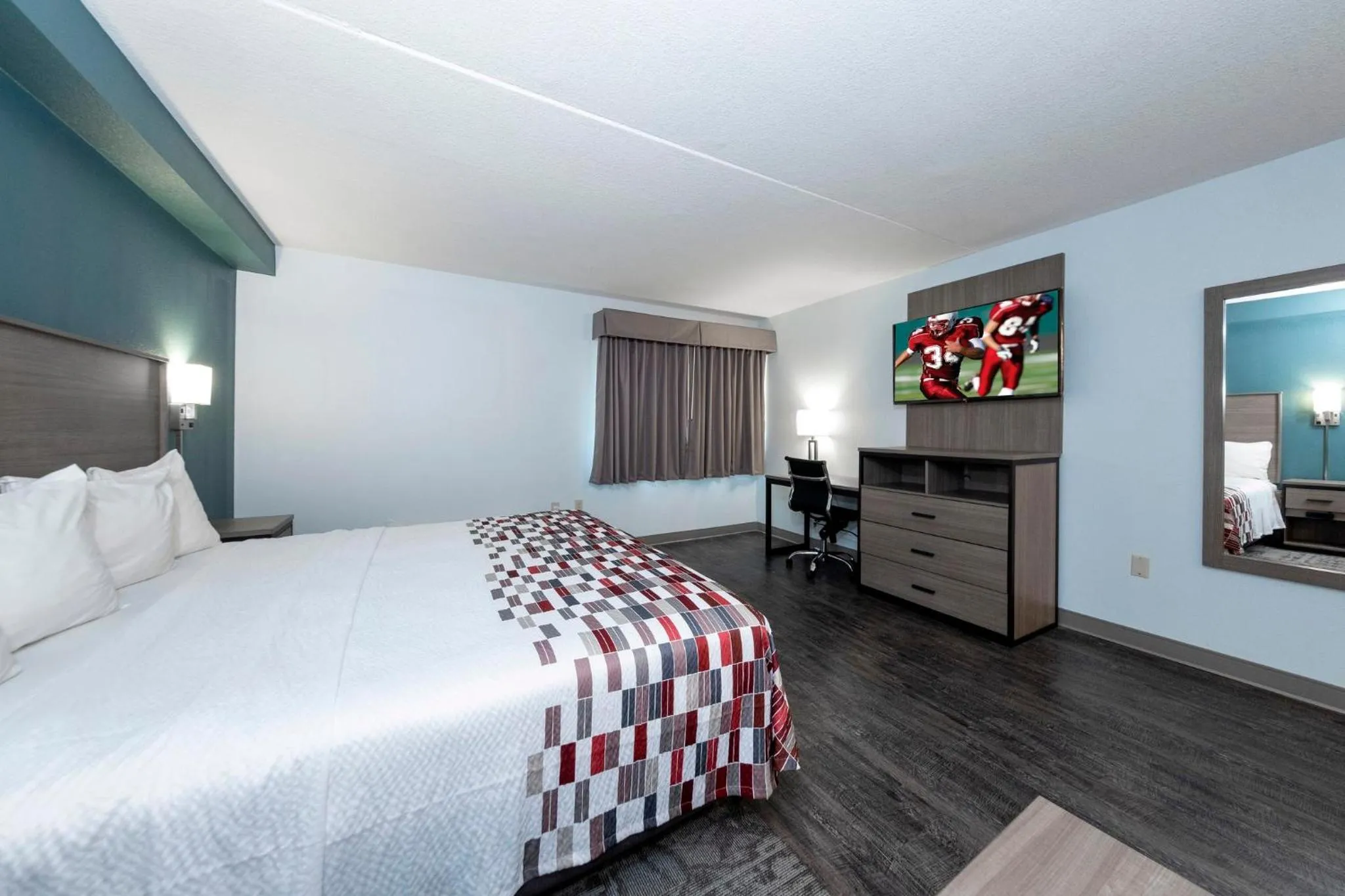 Photo of the whole room, Bed in Red Roof Inn & Suites Wilmington – New Castle