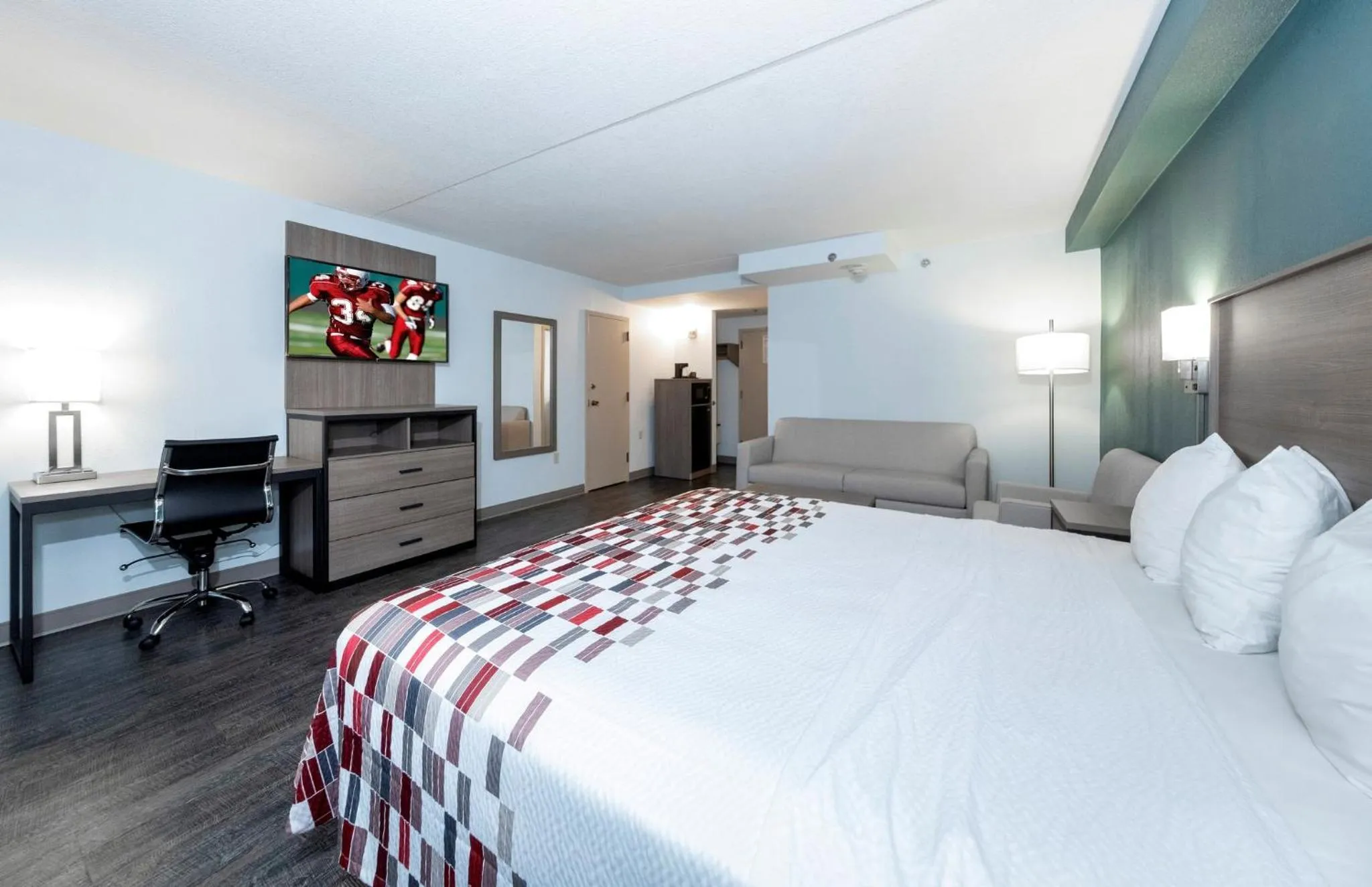 Photo of the whole room, Bed in Red Roof Inn & Suites Wilmington – New Castle