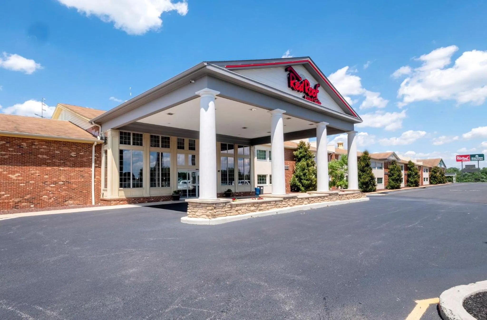 Property building in Red Roof Inn & Suites Wilmington – New Castle