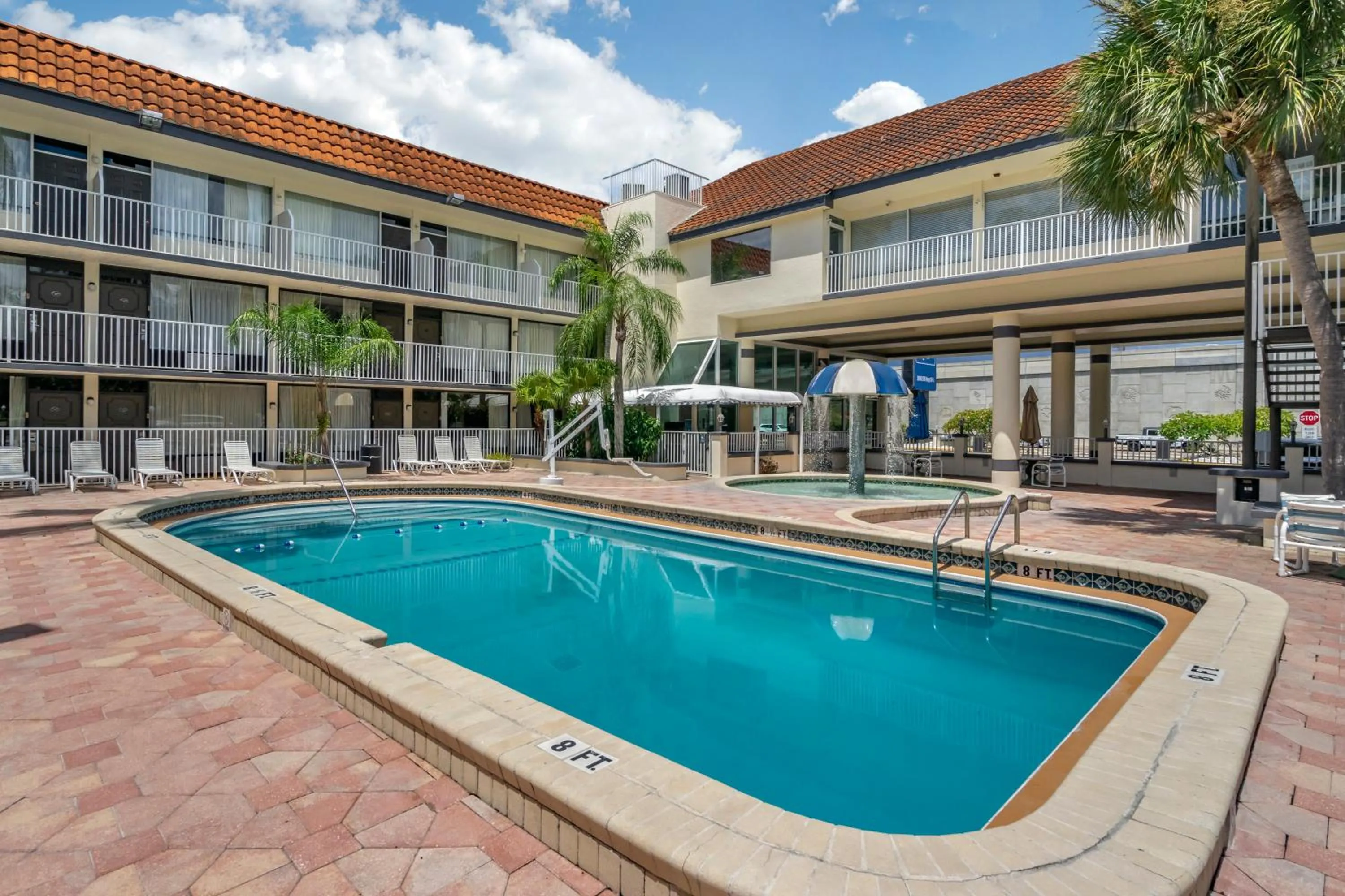 Property building, Swimming Pool in Rodeway Inn Central Clearwater Beach
