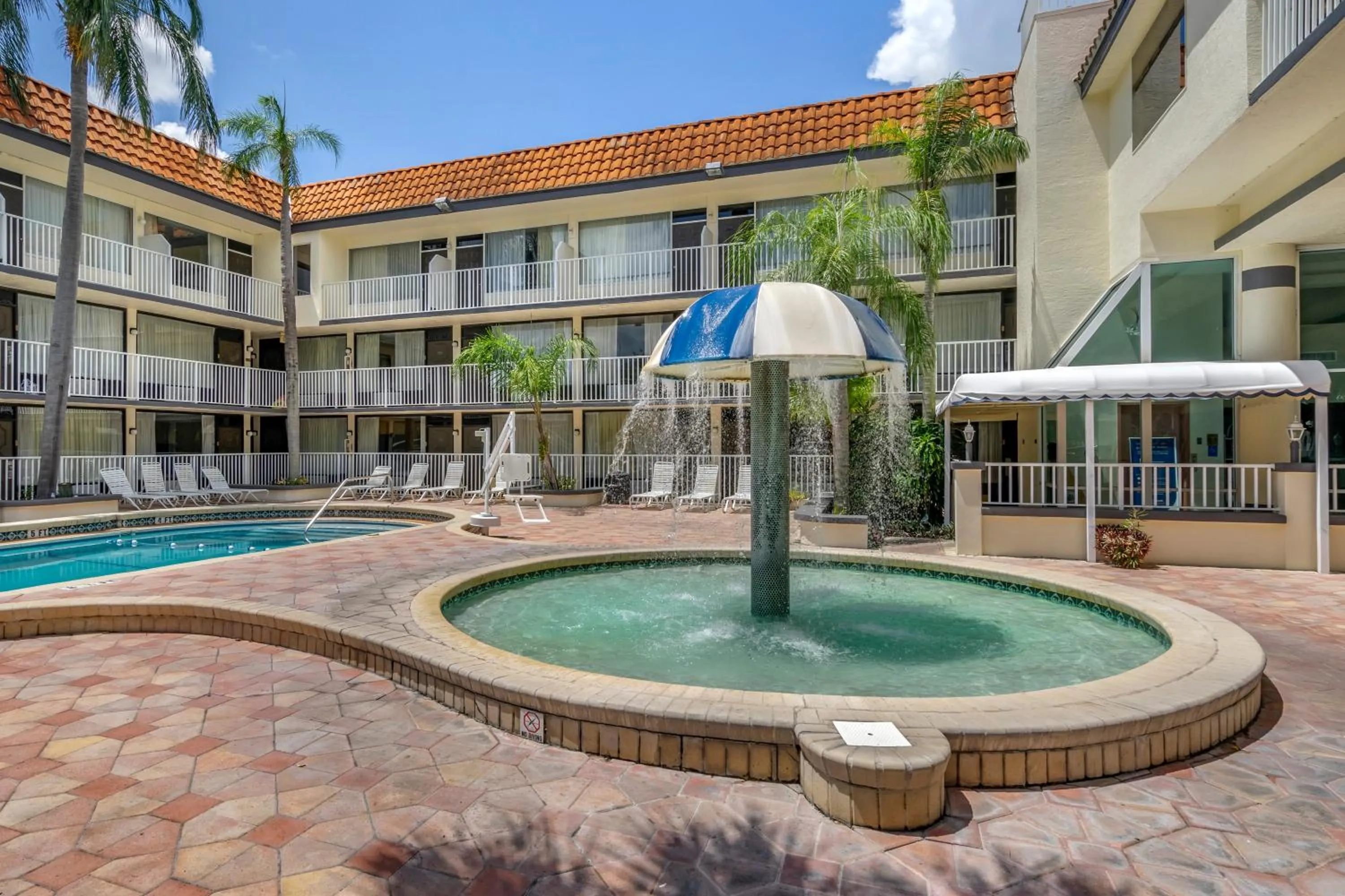 Patio, Swimming Pool in Rodeway Inn Central Clearwater Beach
