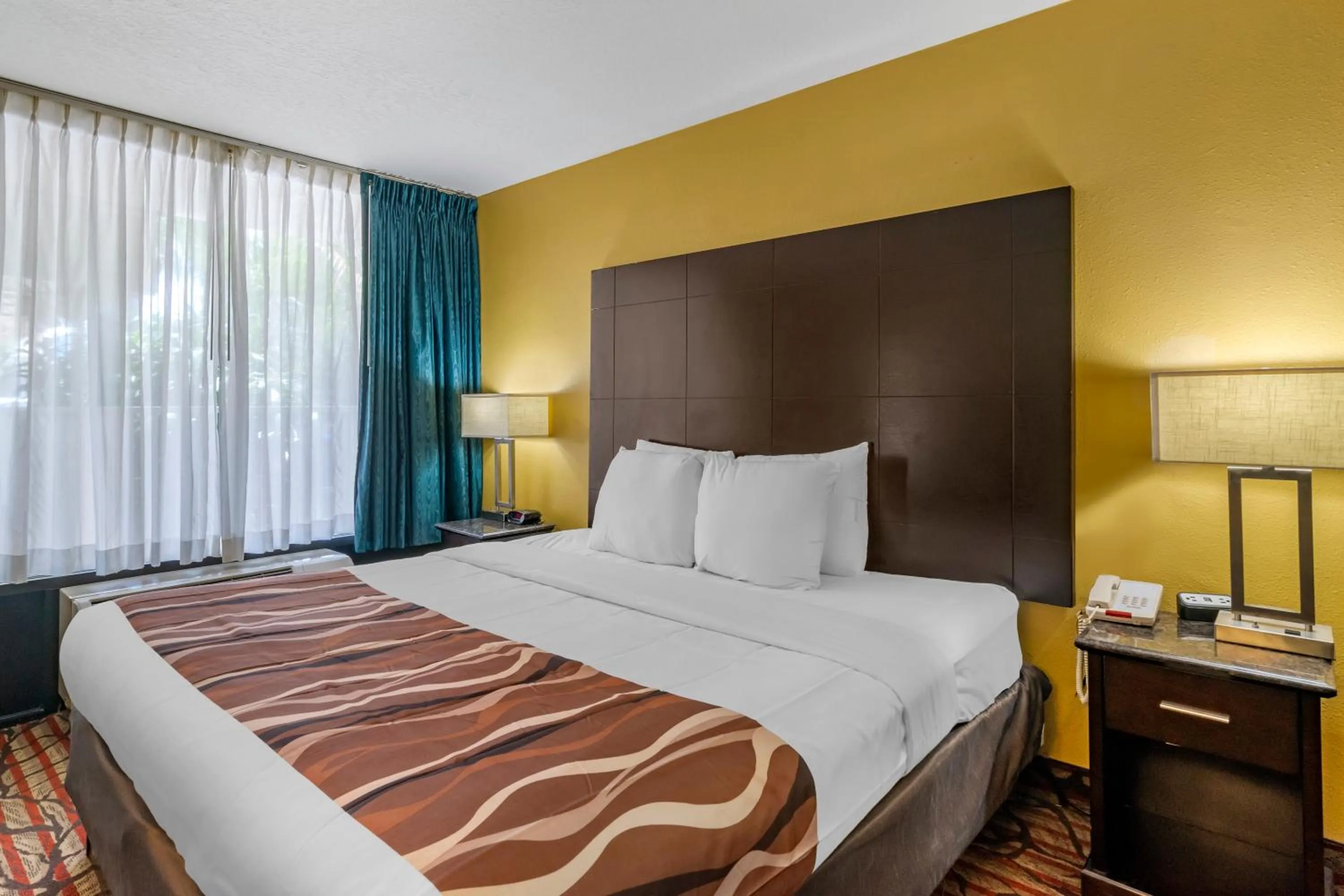 Bed in Rodeway Inn Central Clearwater Beach