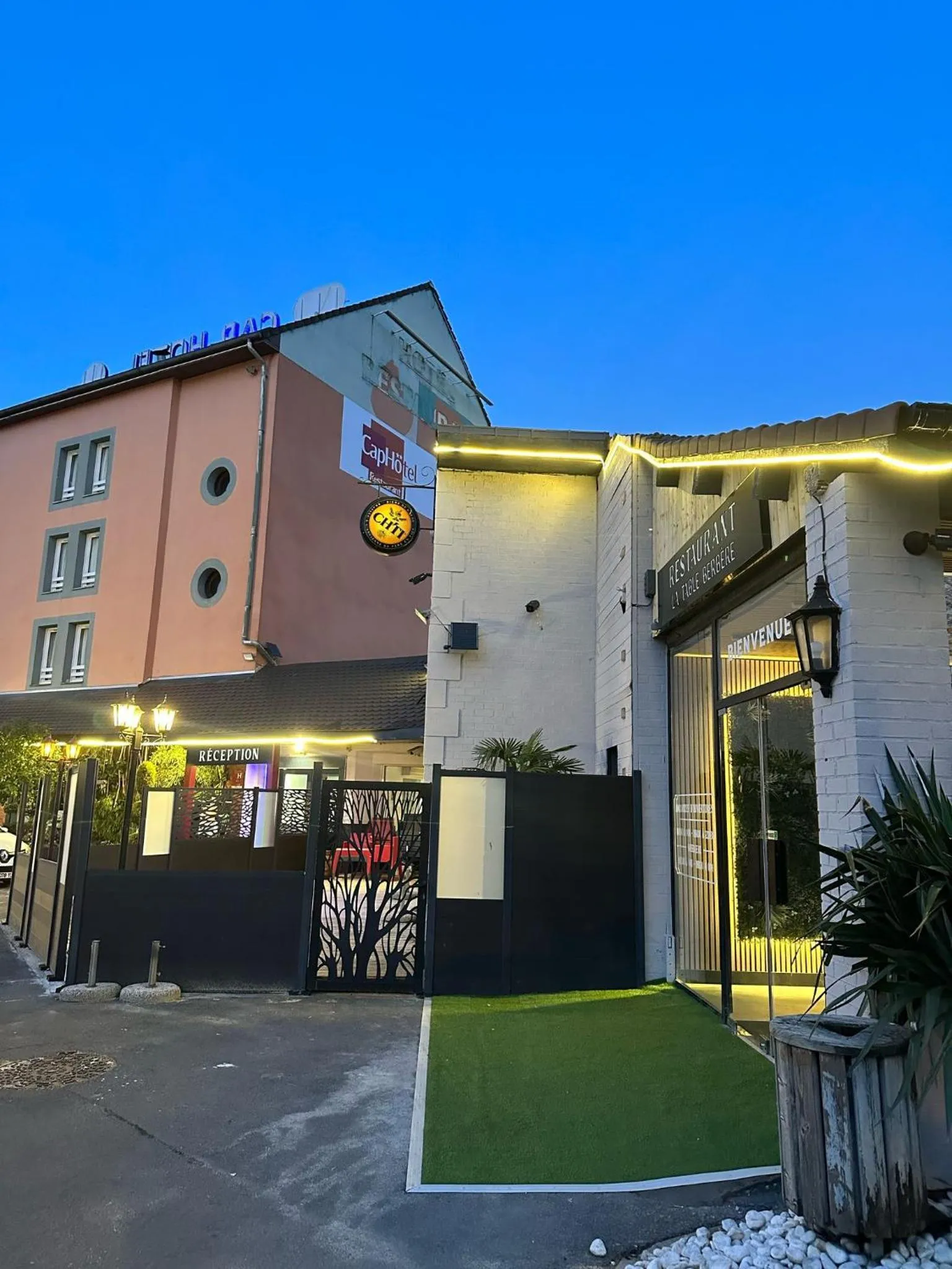 Restaurant/places to eat in Cap Hôtel