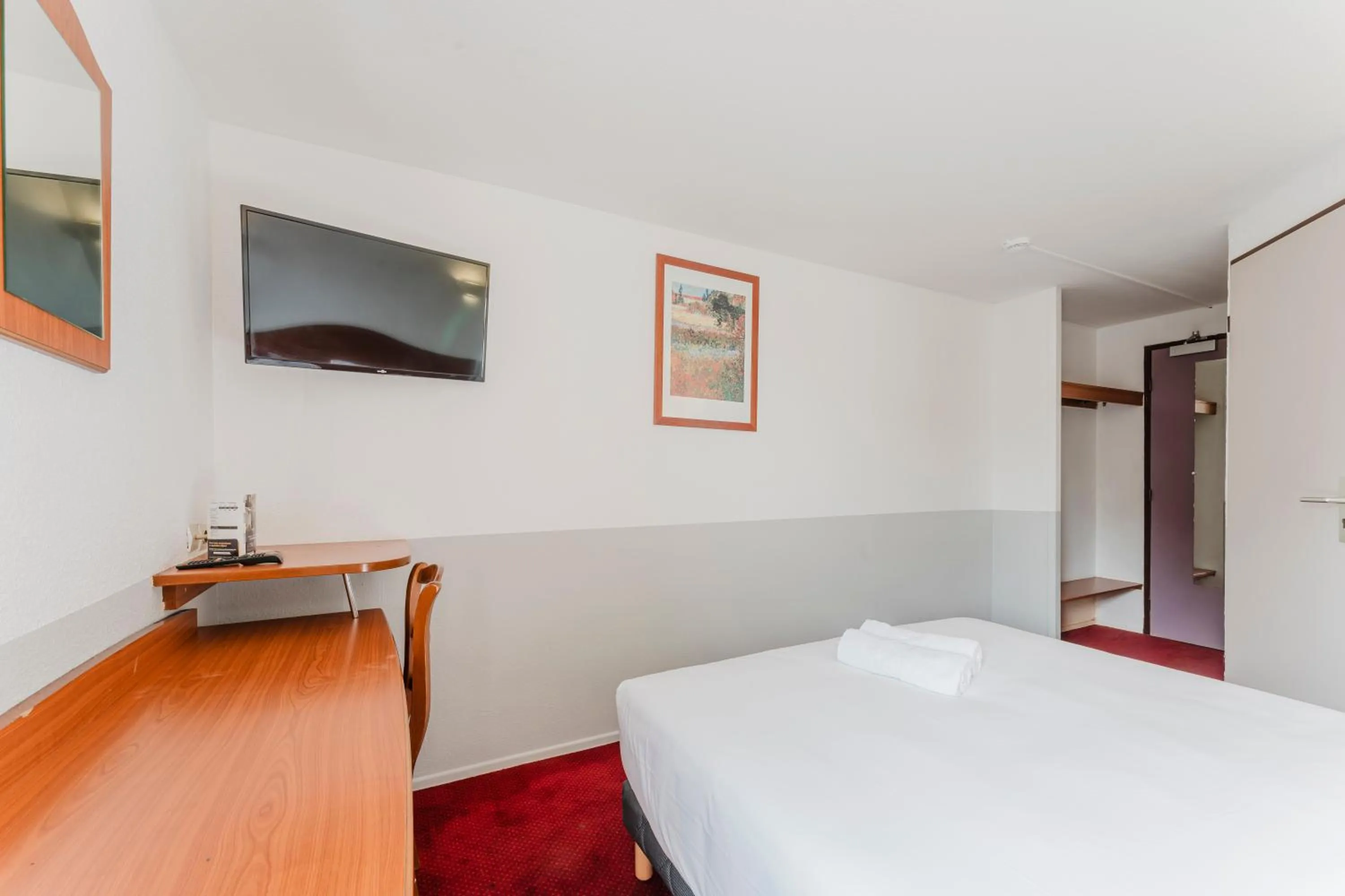 Photo of the whole room, Bed in Cap Hôtel