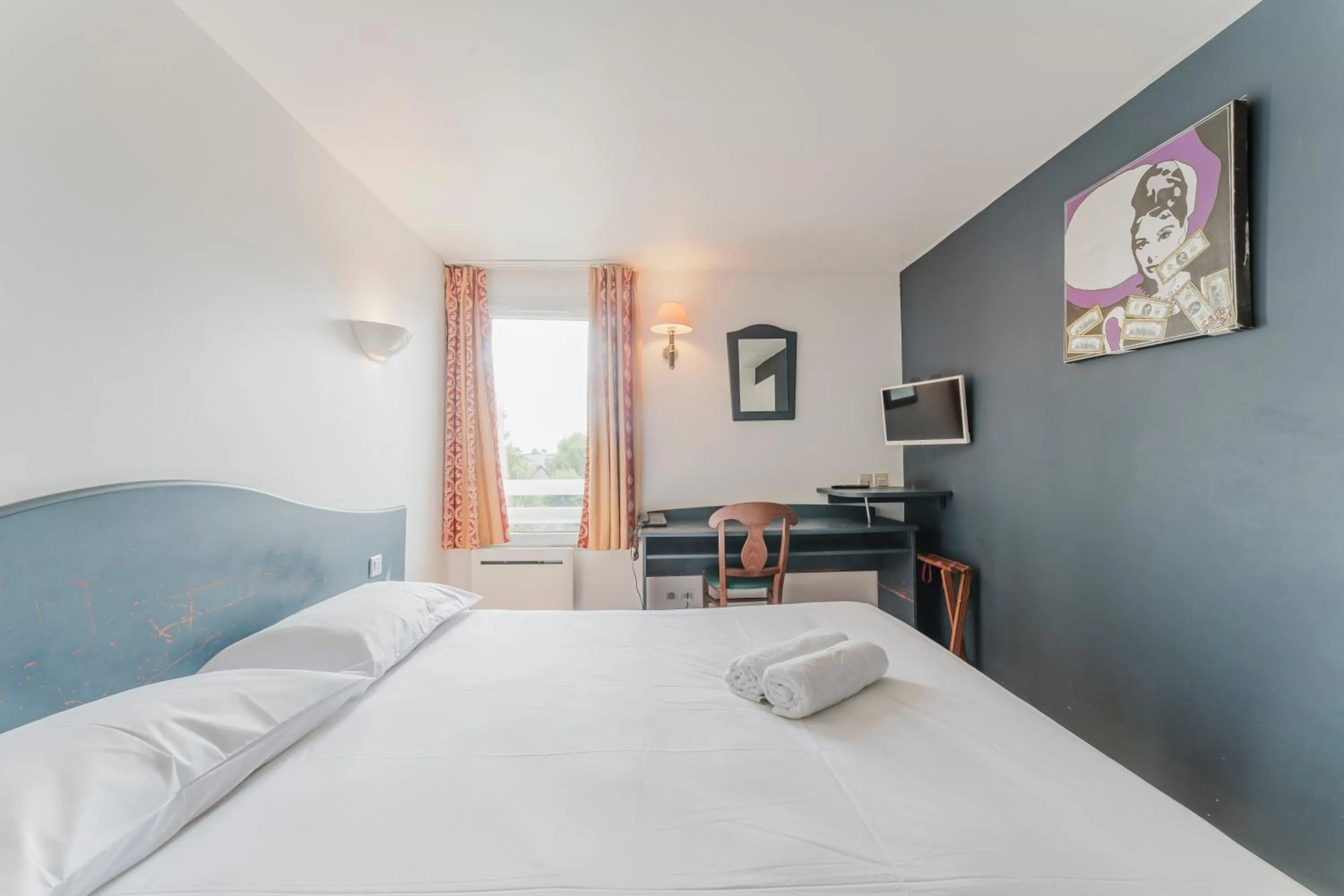 Bedroom, Bed in Cap Hôtel