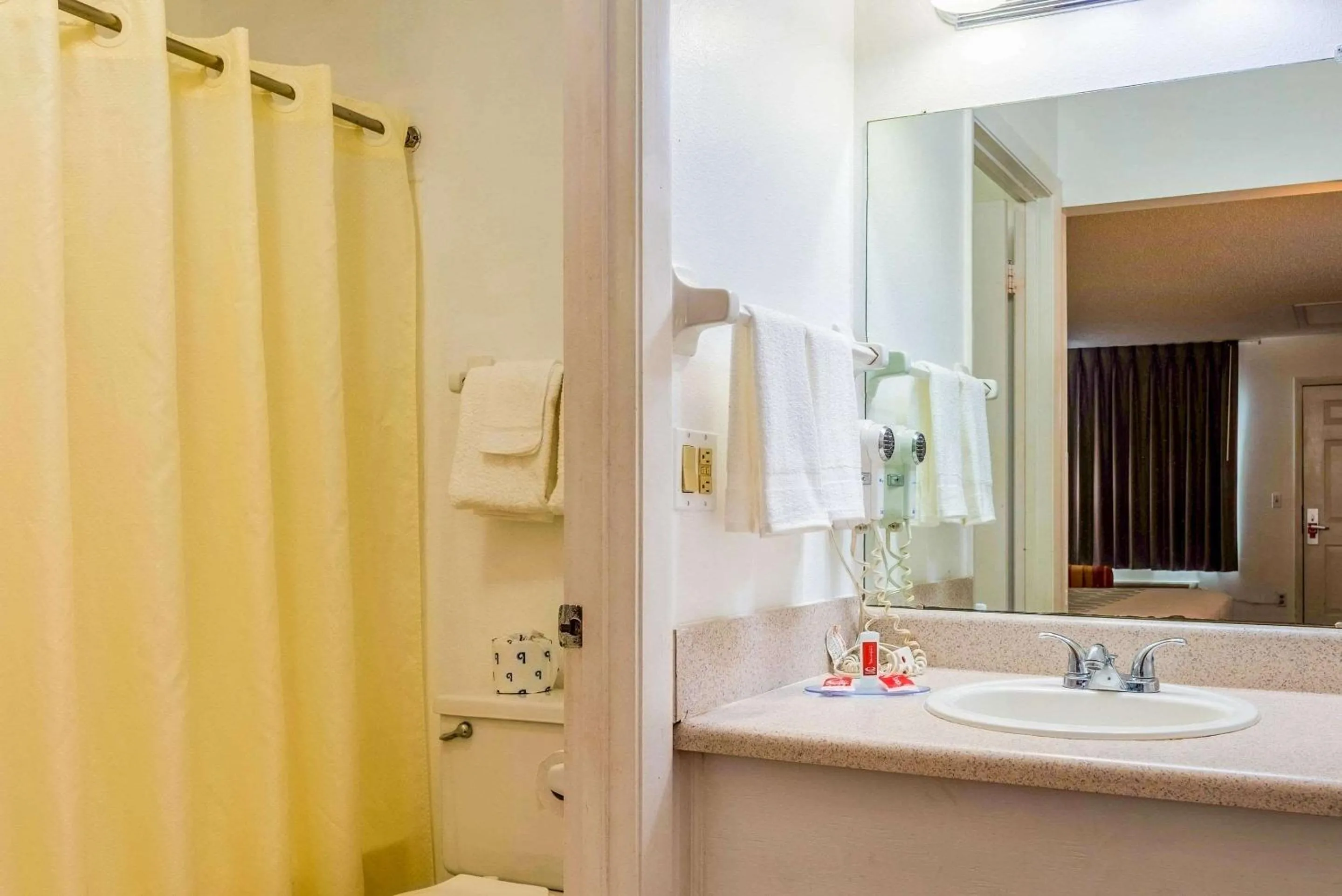 Bedroom in Econo Lodge