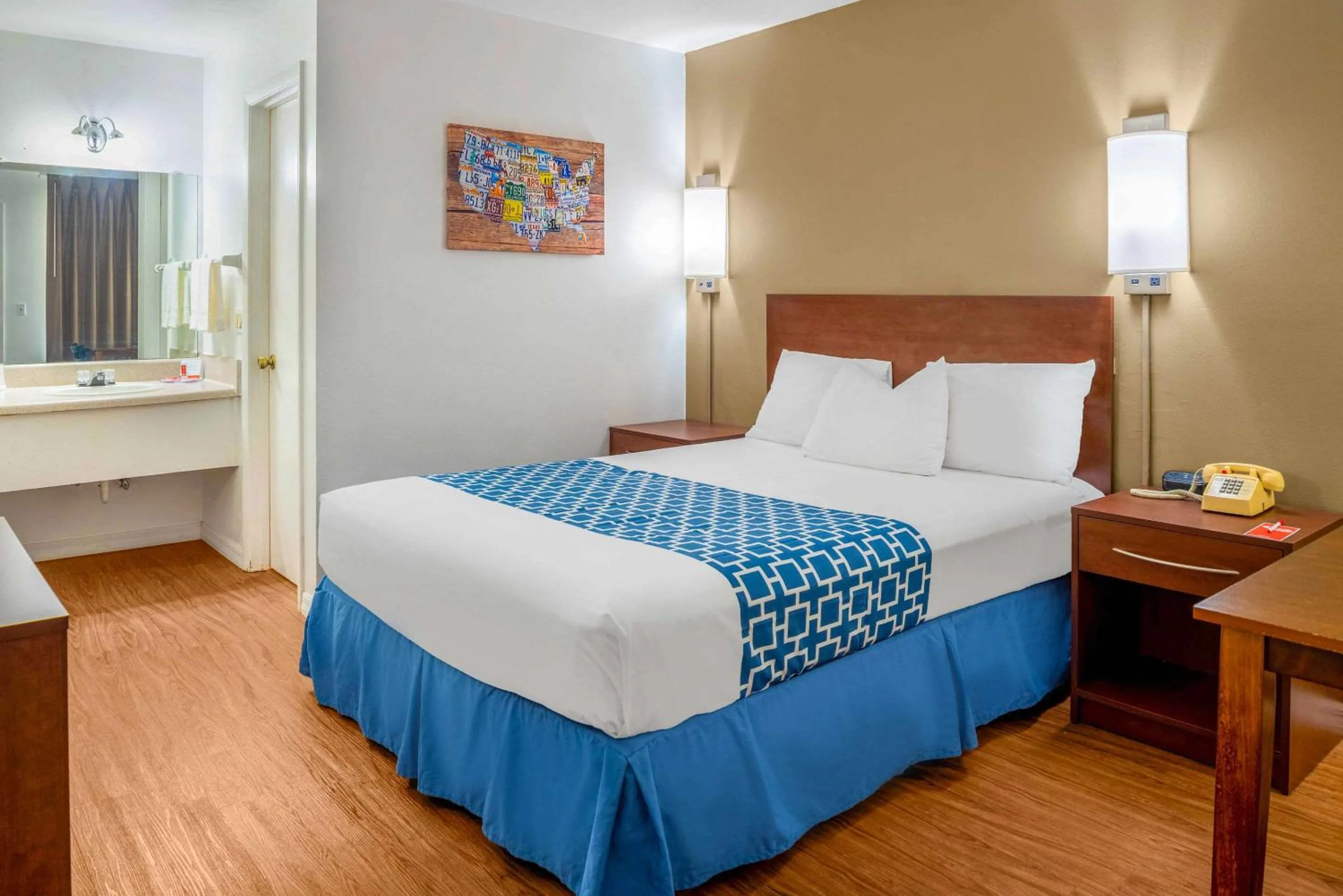 Bedroom, Bed in Econo Lodge