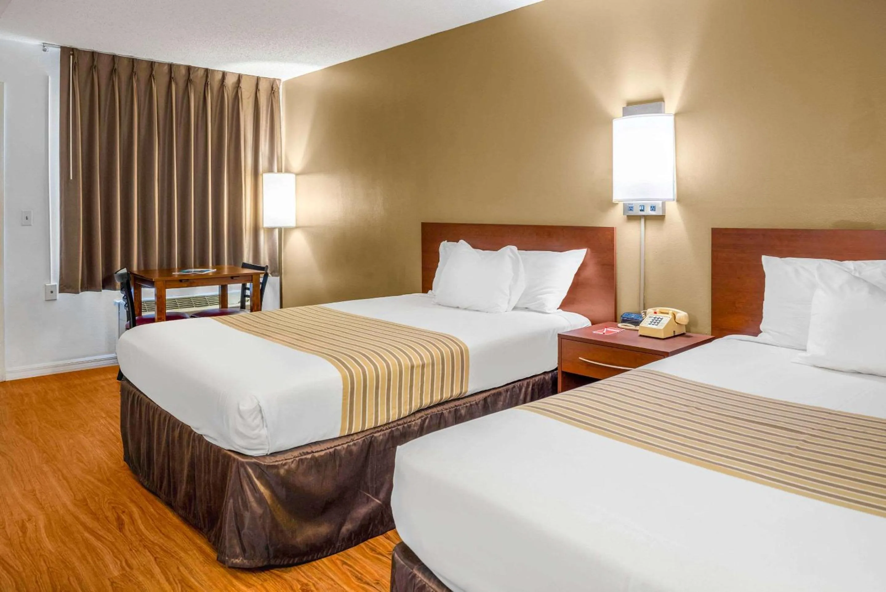 Bedroom, Bed in Econo Lodge