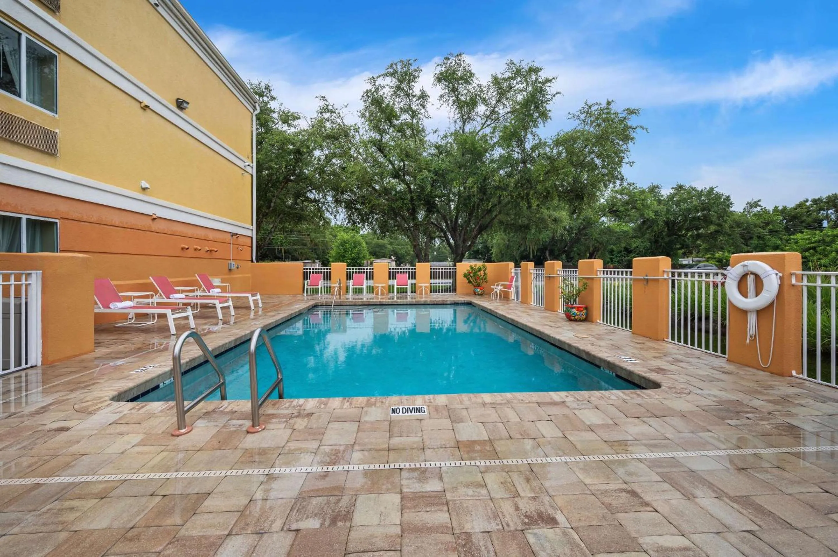 Swimming pool in Comfort Inn Fort Myers Northeast