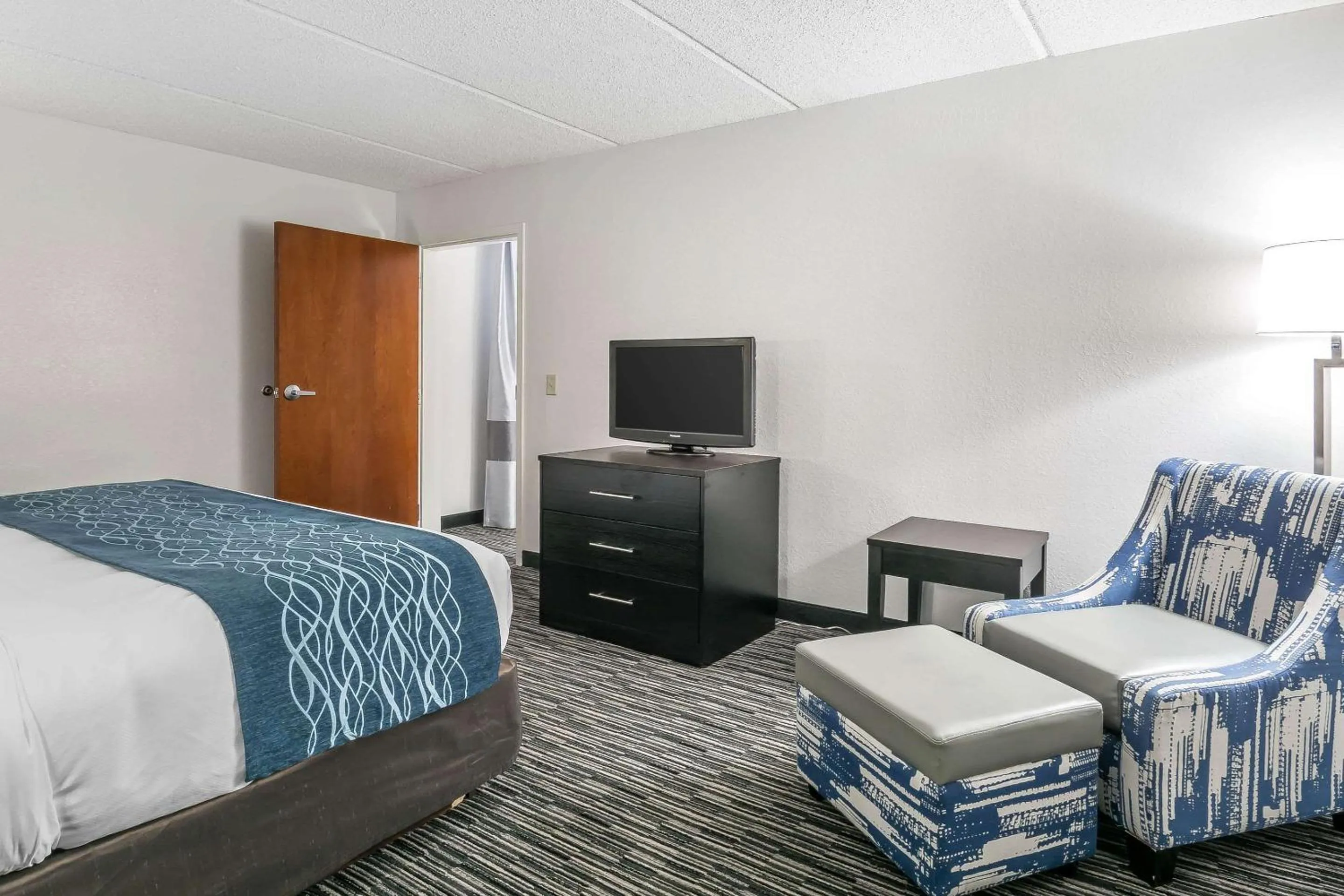 Photo of the whole room, Bed in Comfort Inn University