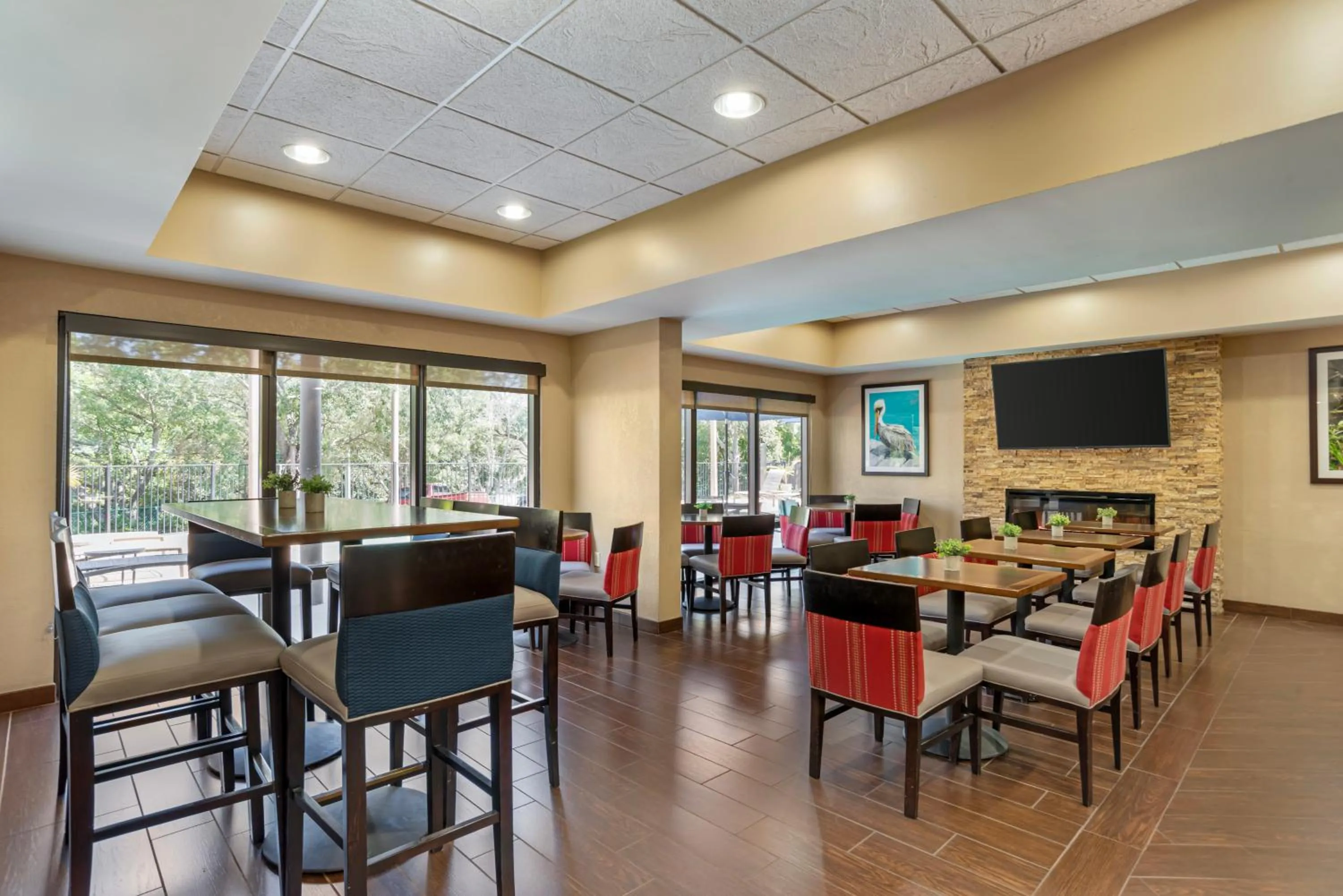 Dining area in Comfort Suites Tallahassee Capitol - University Area