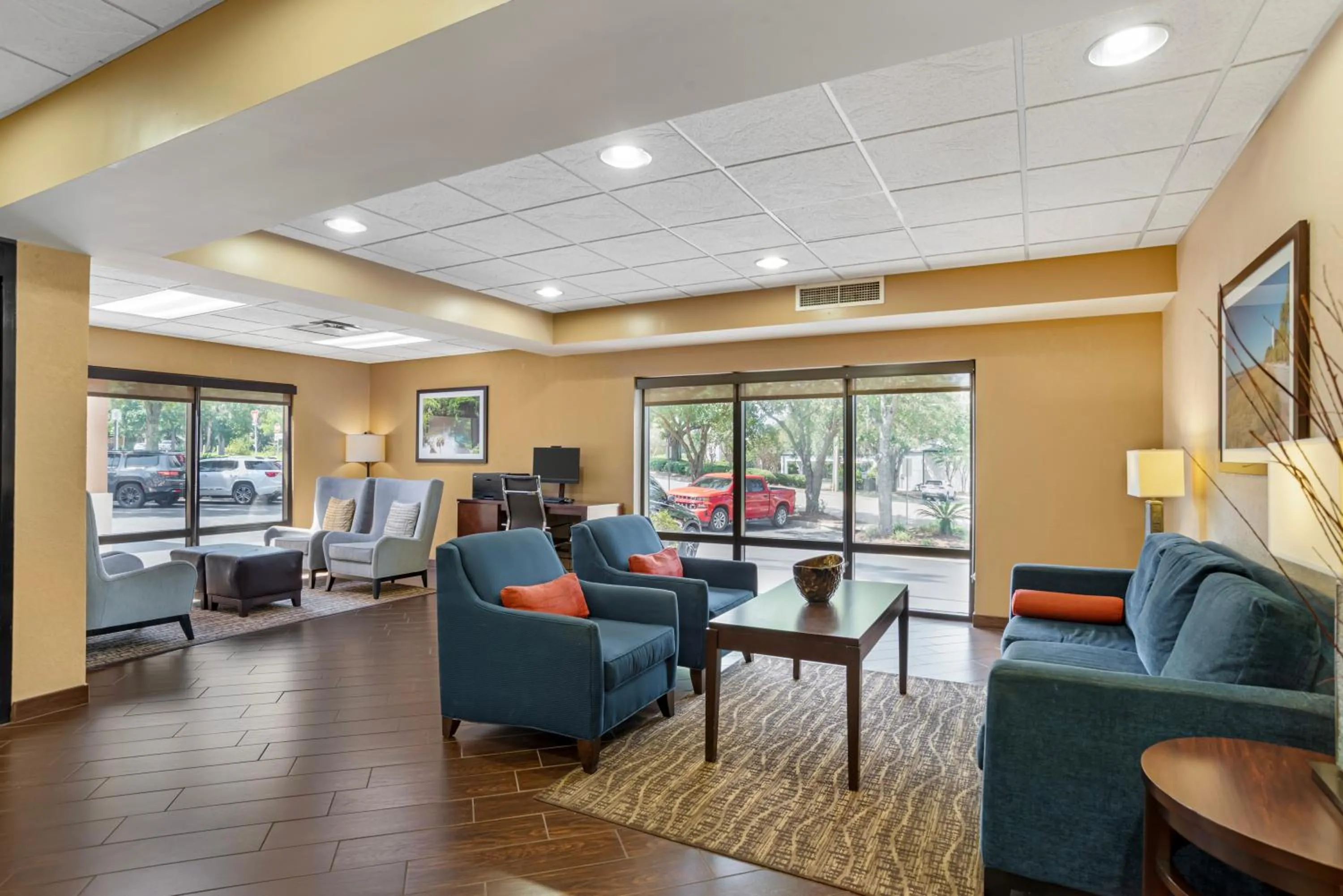 Lobby or reception in Comfort Suites Tallahassee Capitol - University Area