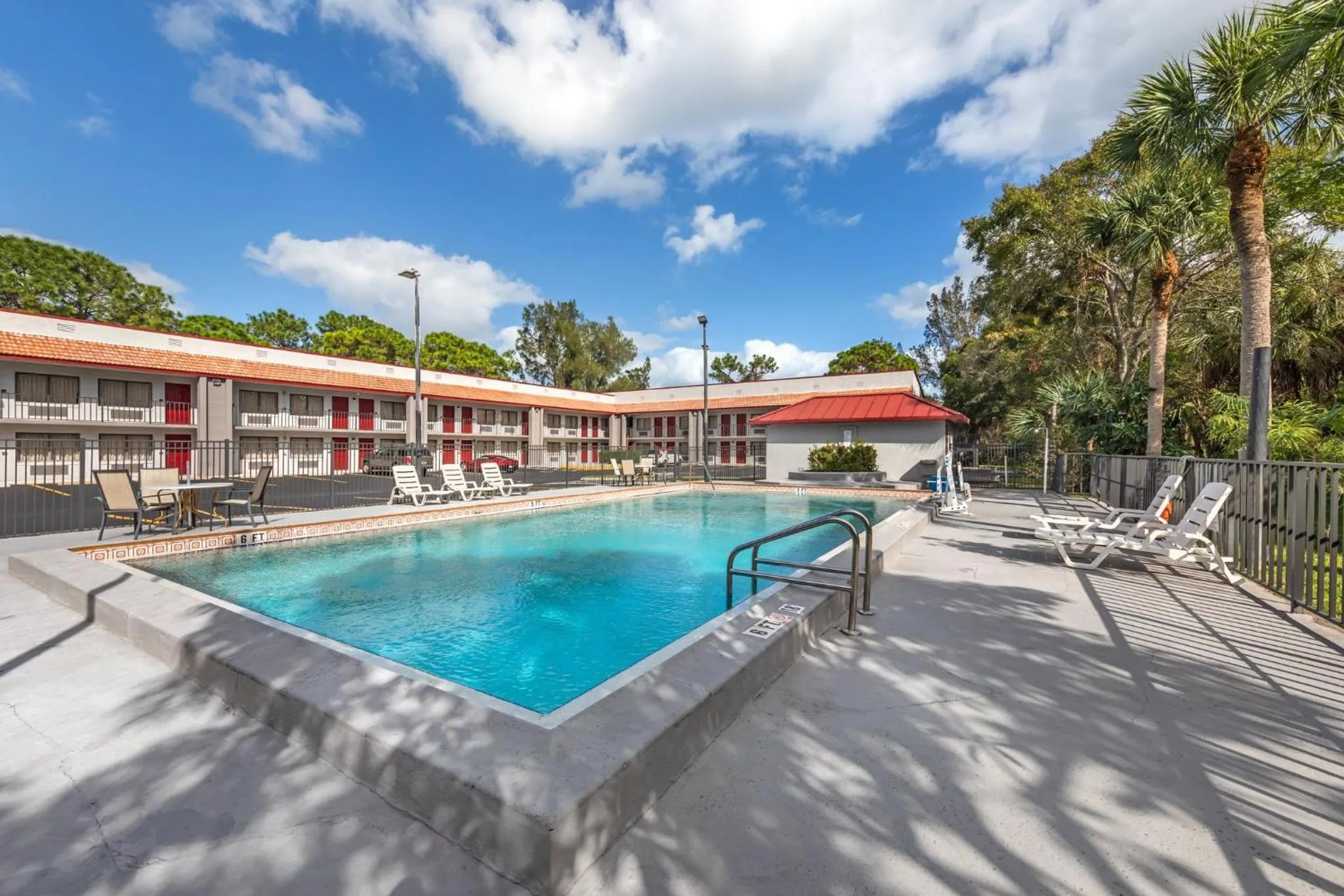 Swimming pool in Red Roof Inn Ft Pierce
