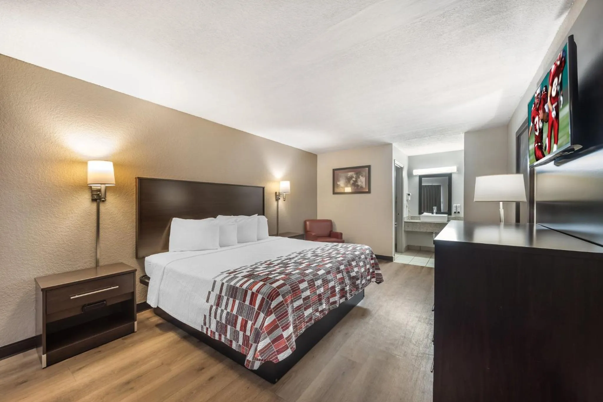 Photo of the whole room, Bed in Red Roof Inn Ft Pierce