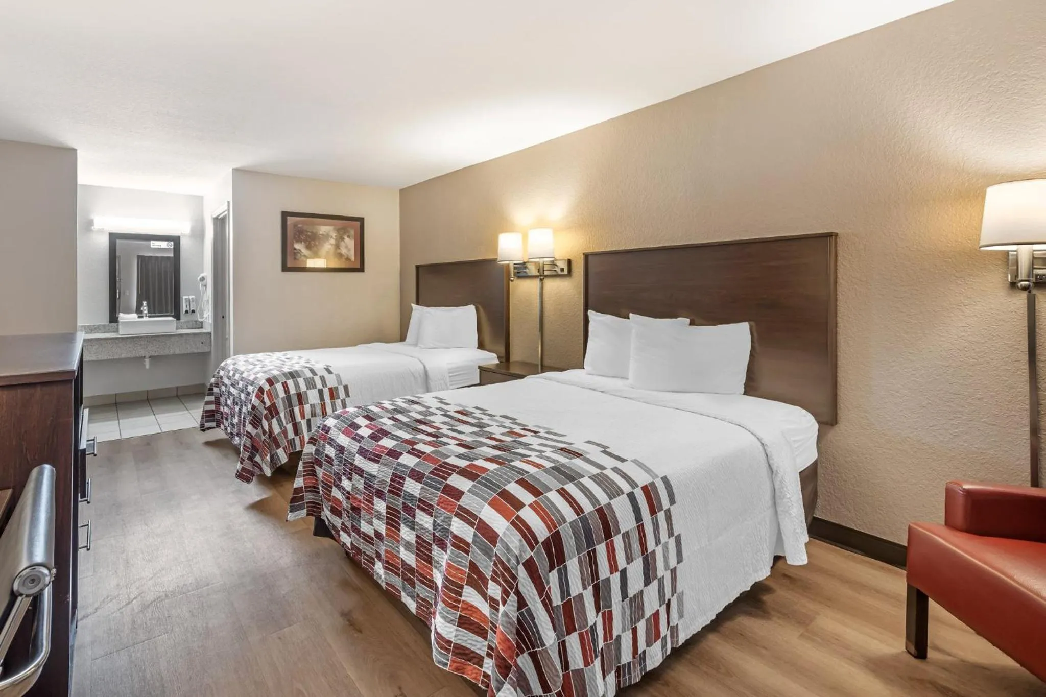 Photo of the whole room, Bed in Red Roof Inn Ft Pierce