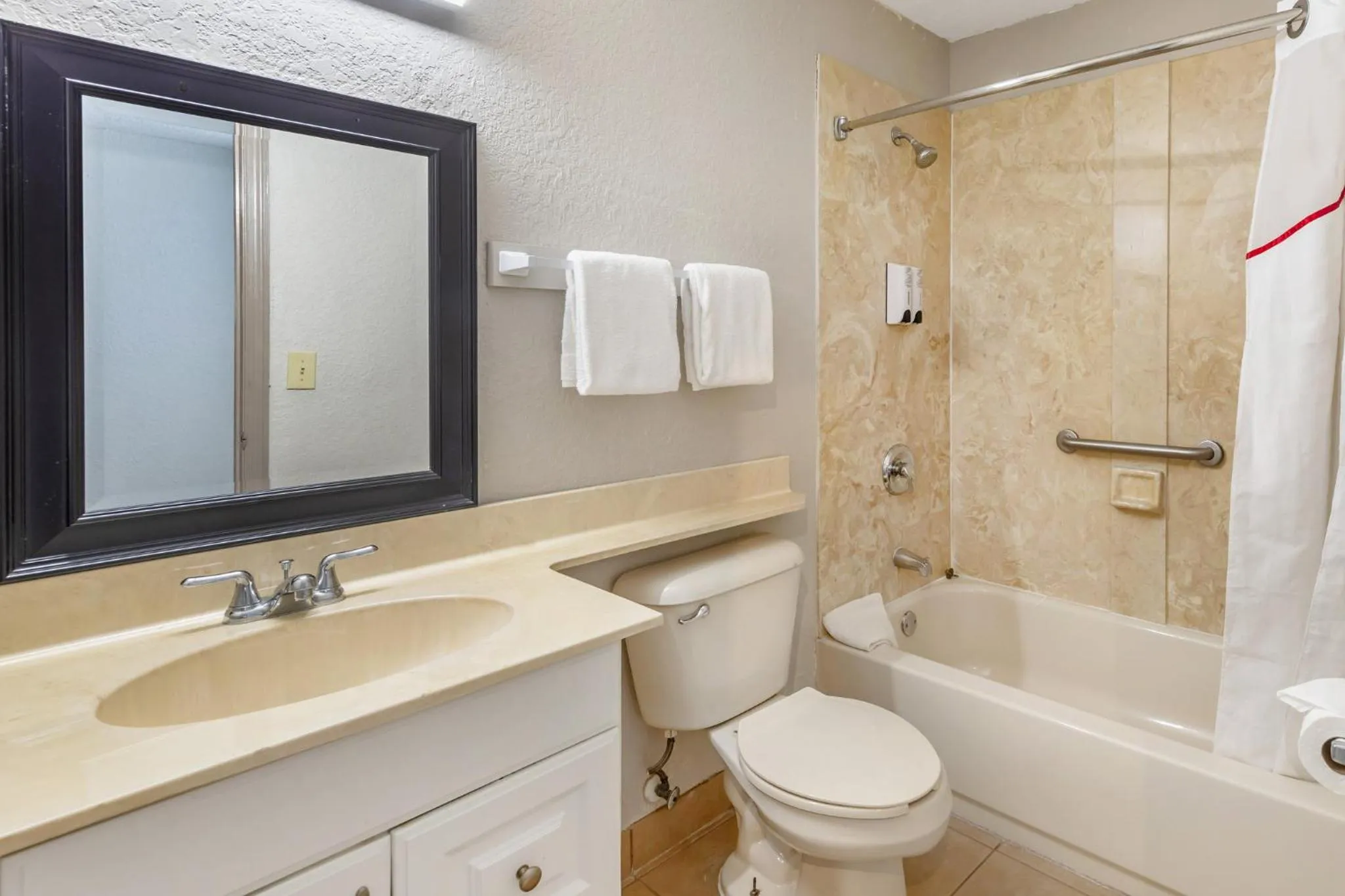 Bathroom in Red Roof Inn Ft Pierce