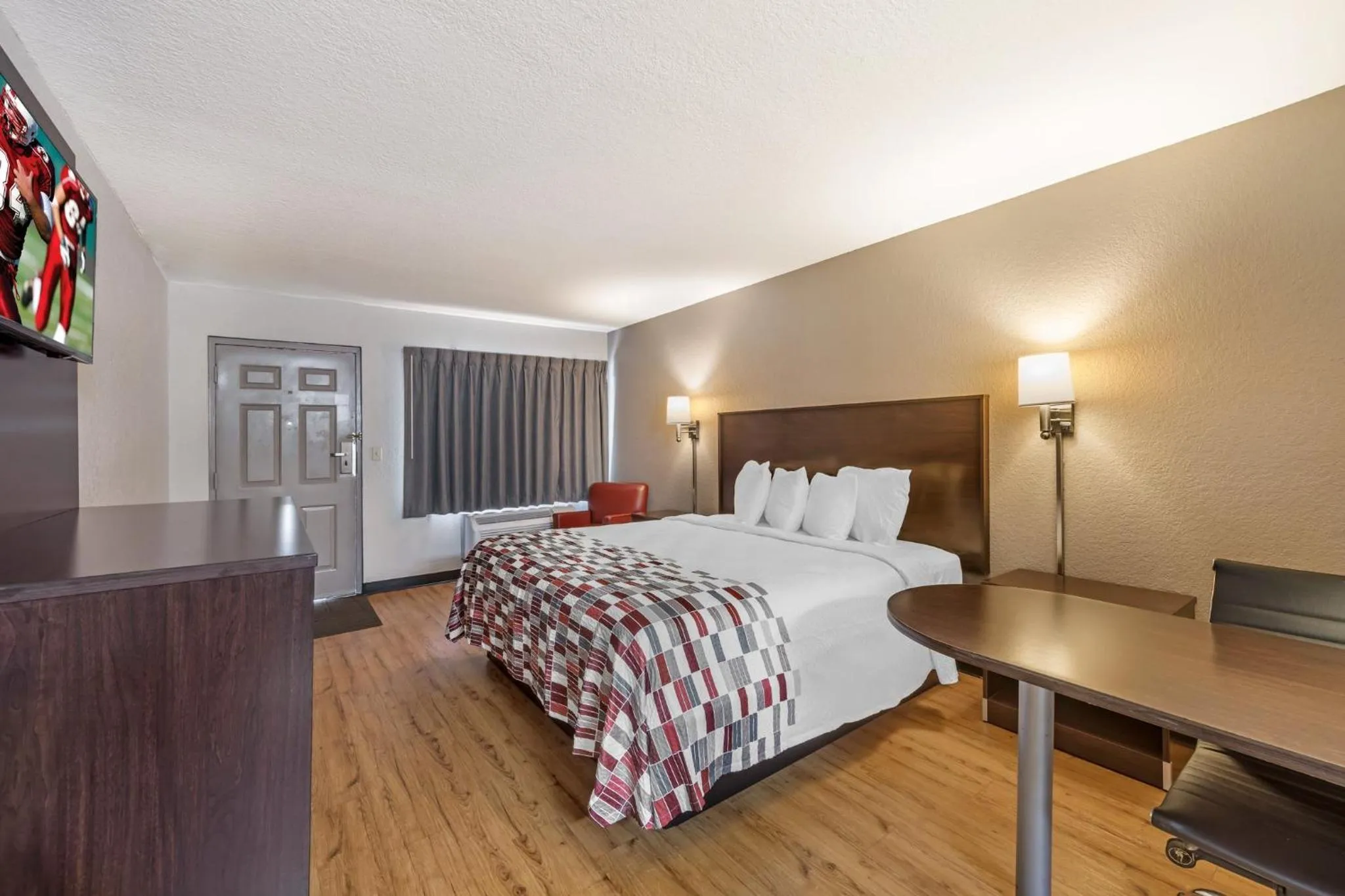 Bedroom, Bed in Red Roof Inn Ft Pierce