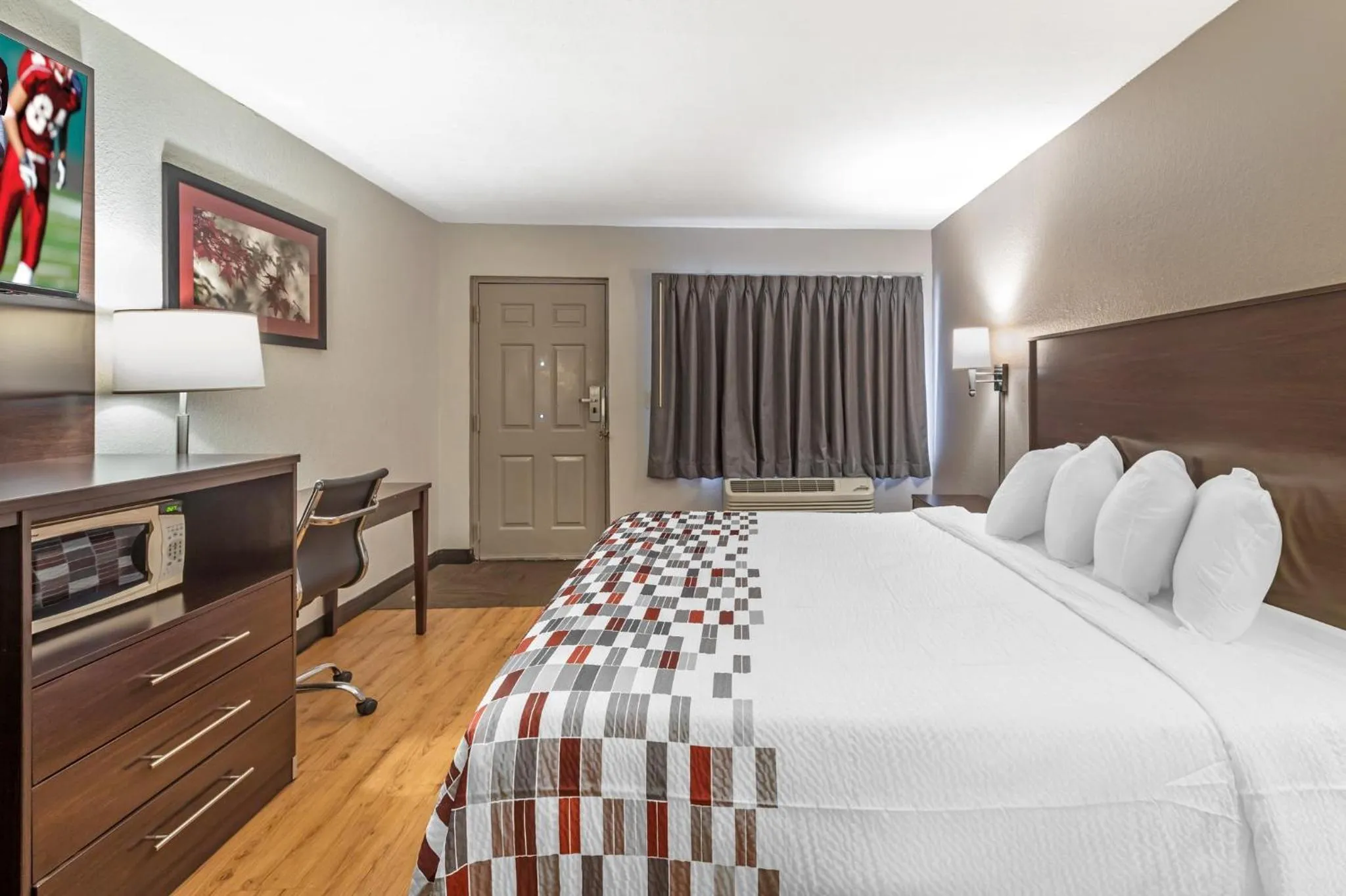 Photo of the whole room, Bed in Red Roof Inn Ft Pierce