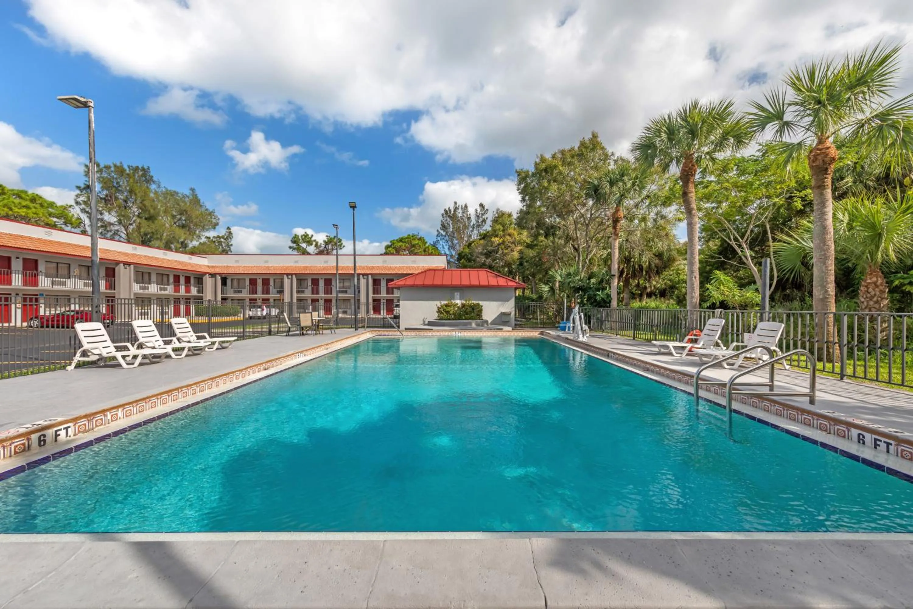 Swimming pool in Red Roof Inn Ft Pierce