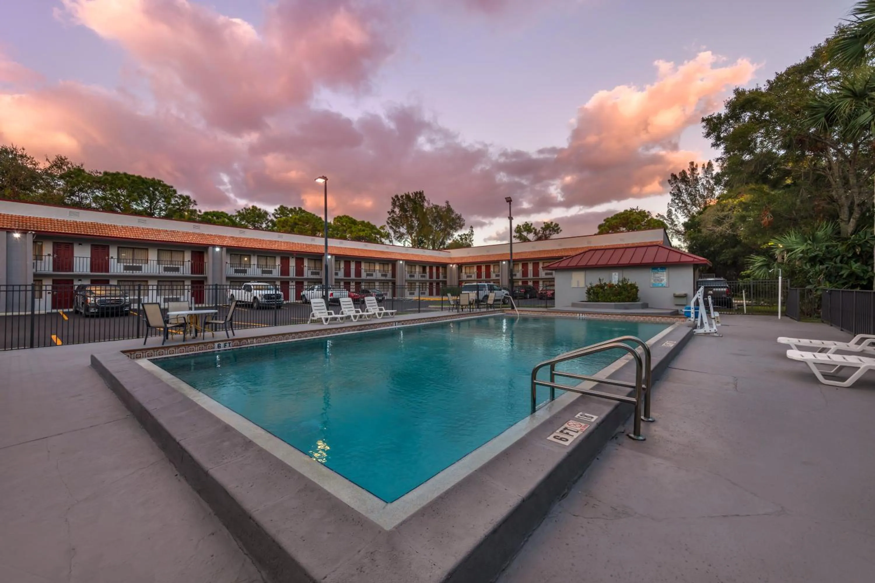 Swimming pool in Red Roof Inn Ft Pierce