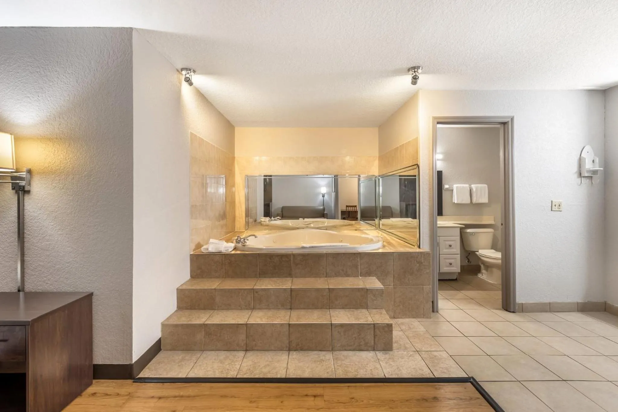 Photo of the whole room, Bed in Red Roof Inn Ft Pierce