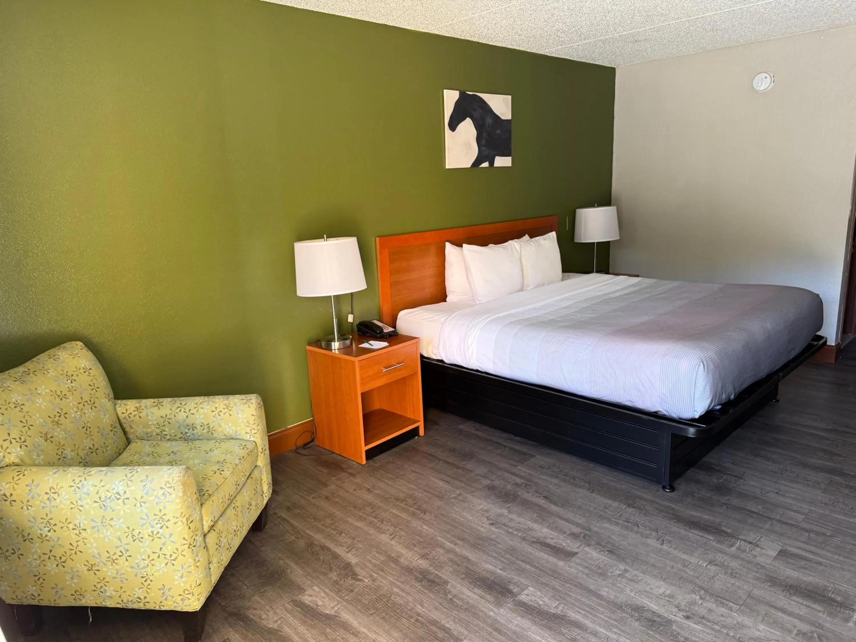 Bed in Quality Inn Crystal River