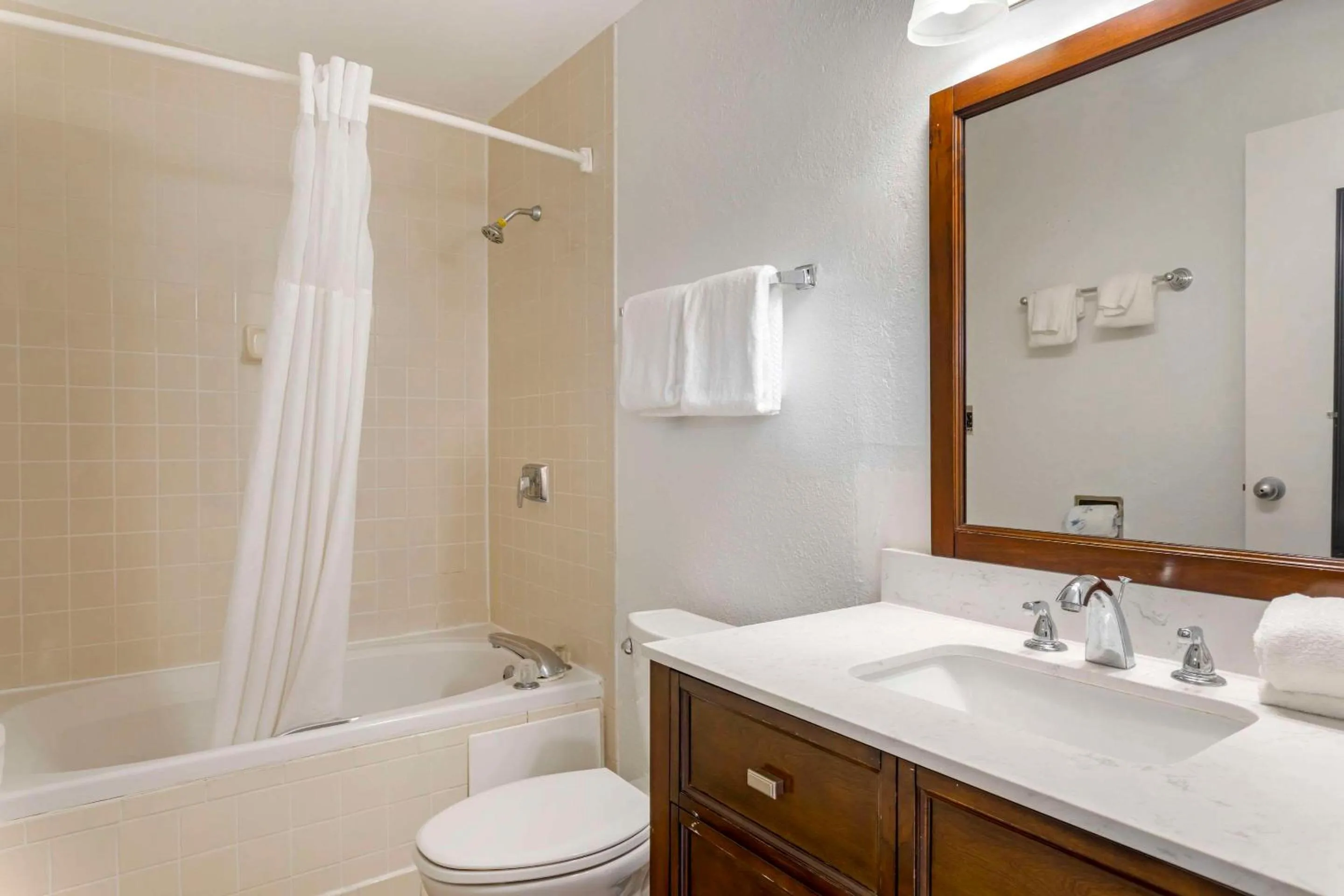 Bedroom in Quality Inn & Suites St Augustine Beach Area