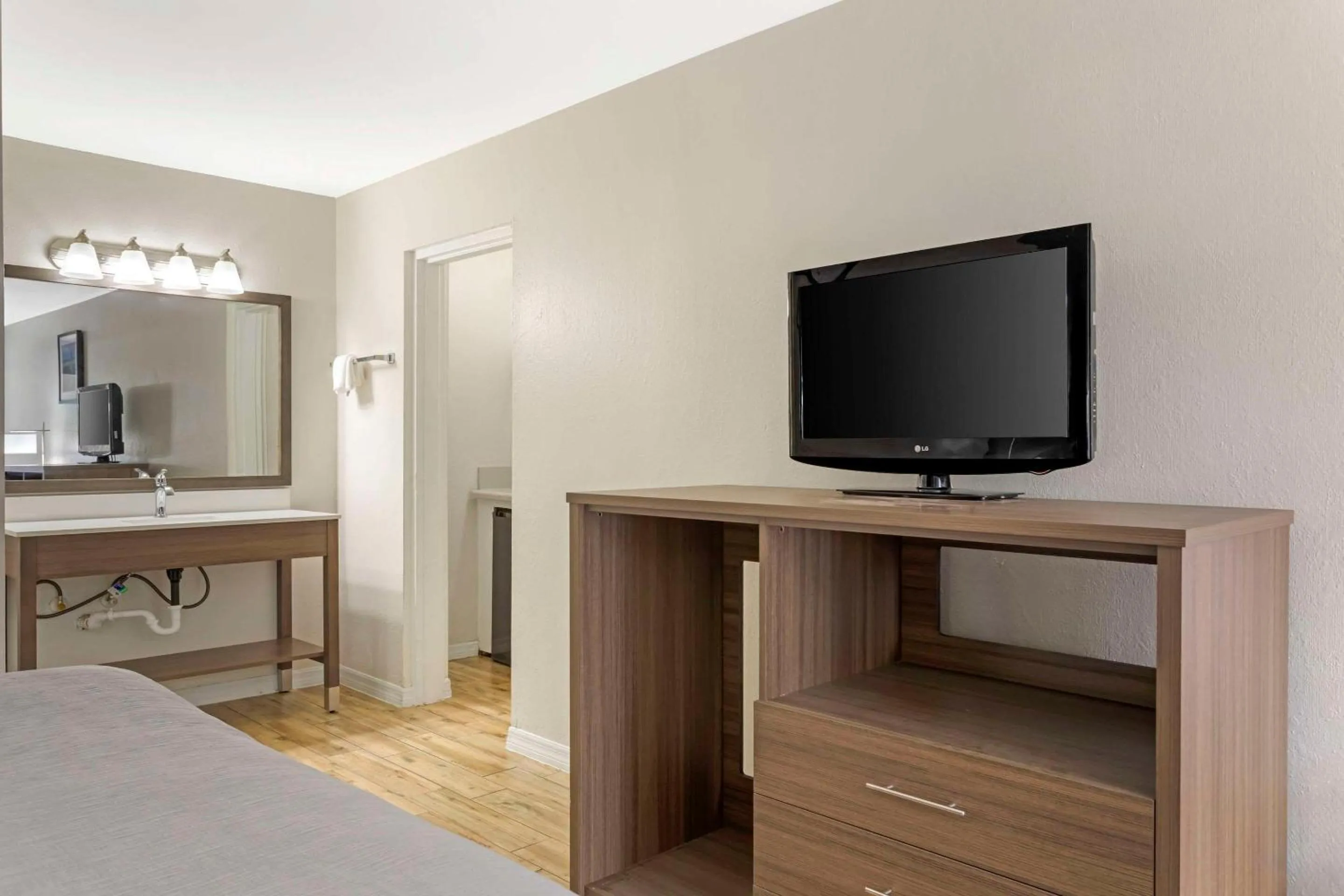 Bedroom, Bed in Quality Inn & Suites St Augustine Beach Area