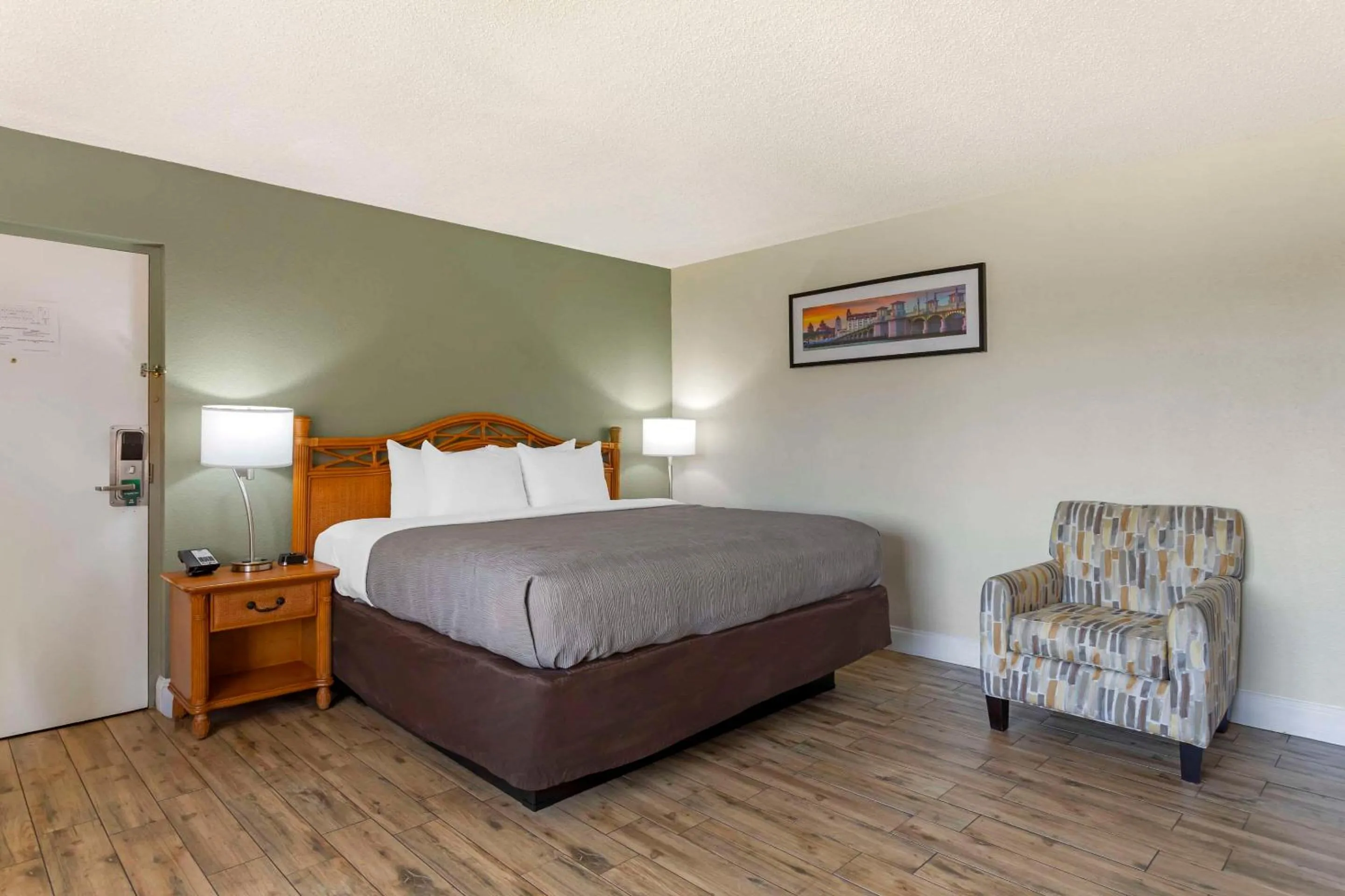 Bedroom, Bed in Quality Inn & Suites St Augustine Beach Area