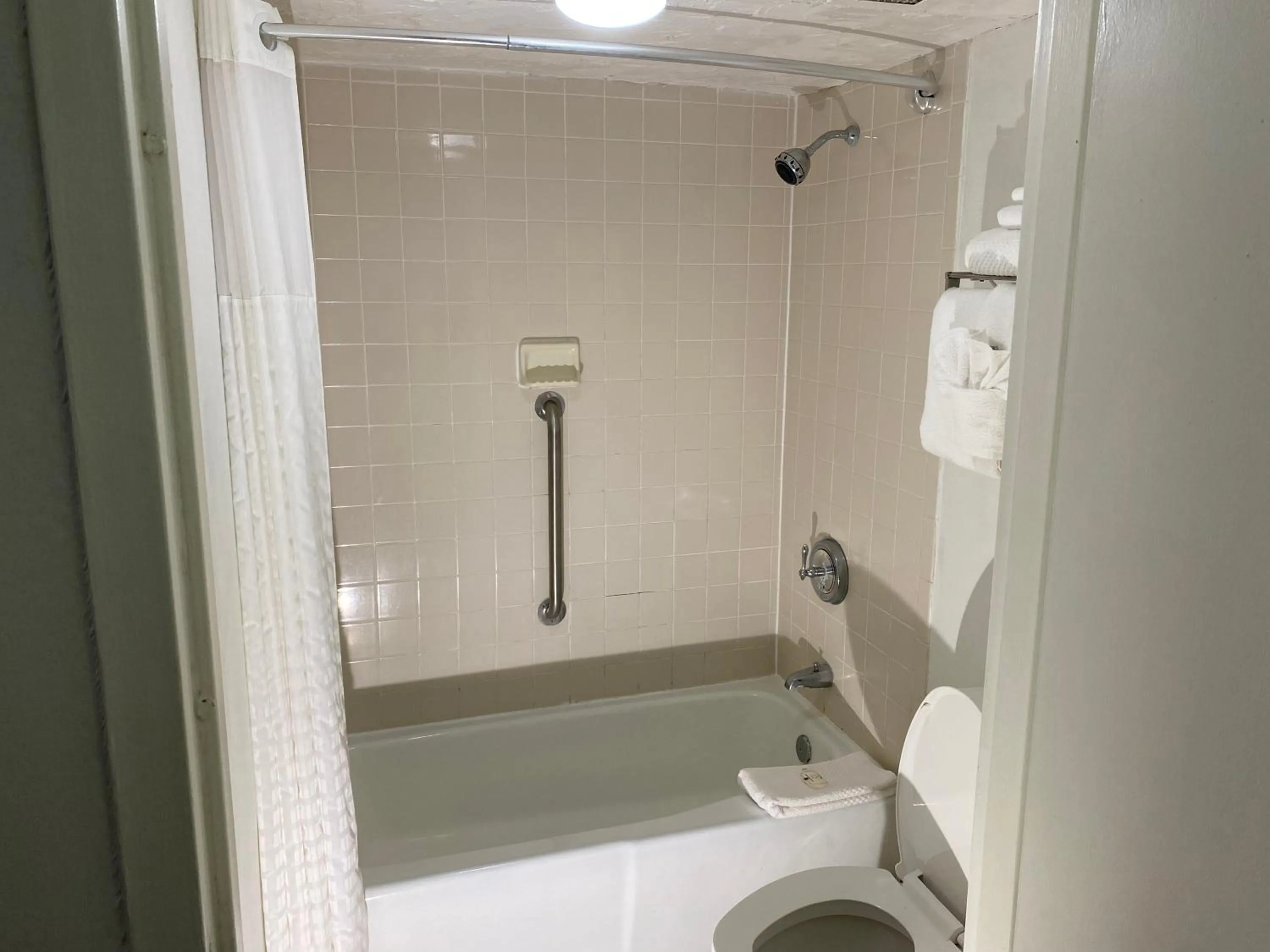 Bathroom in Quality Inn & Suites St Augustine Beach Area