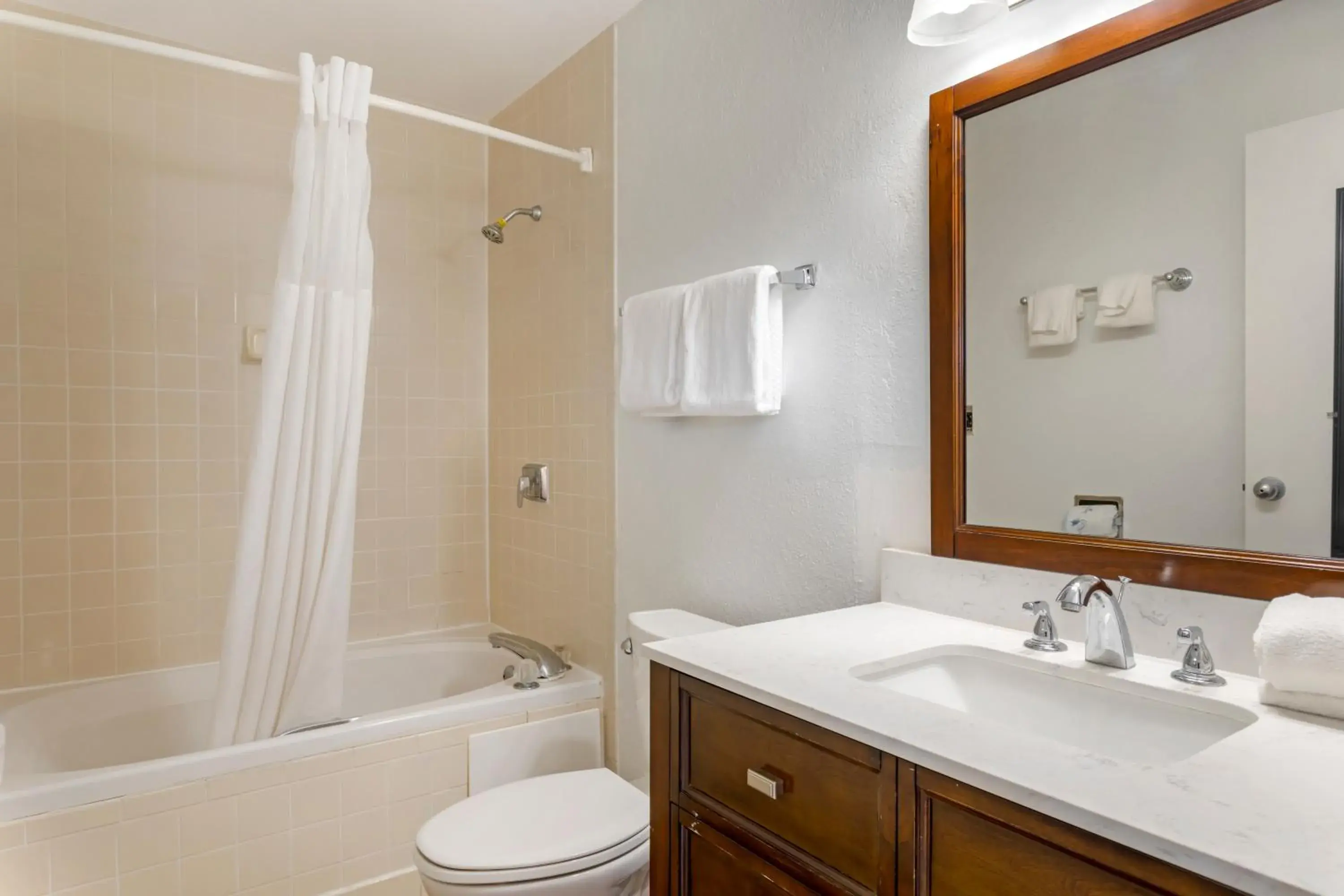 King Room - Non-Smoking in Quality Inn & Suites St Augustine Beach Area King Room - Non-Smoking in Quality Inn & Suites St Augustine Beach Area