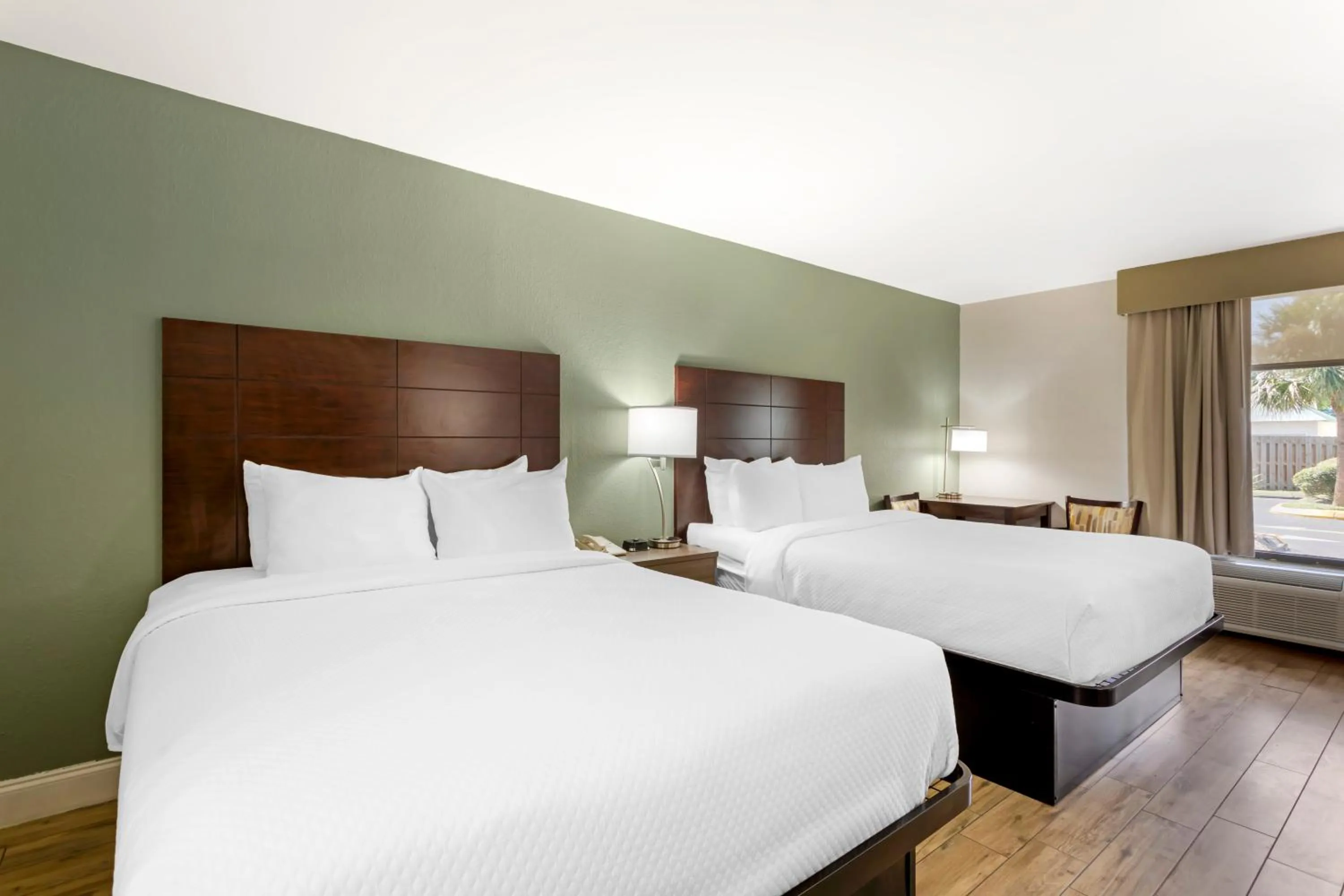 Photo of the whole room, Bed in Quality Inn & Suites St Augustine Beach Area